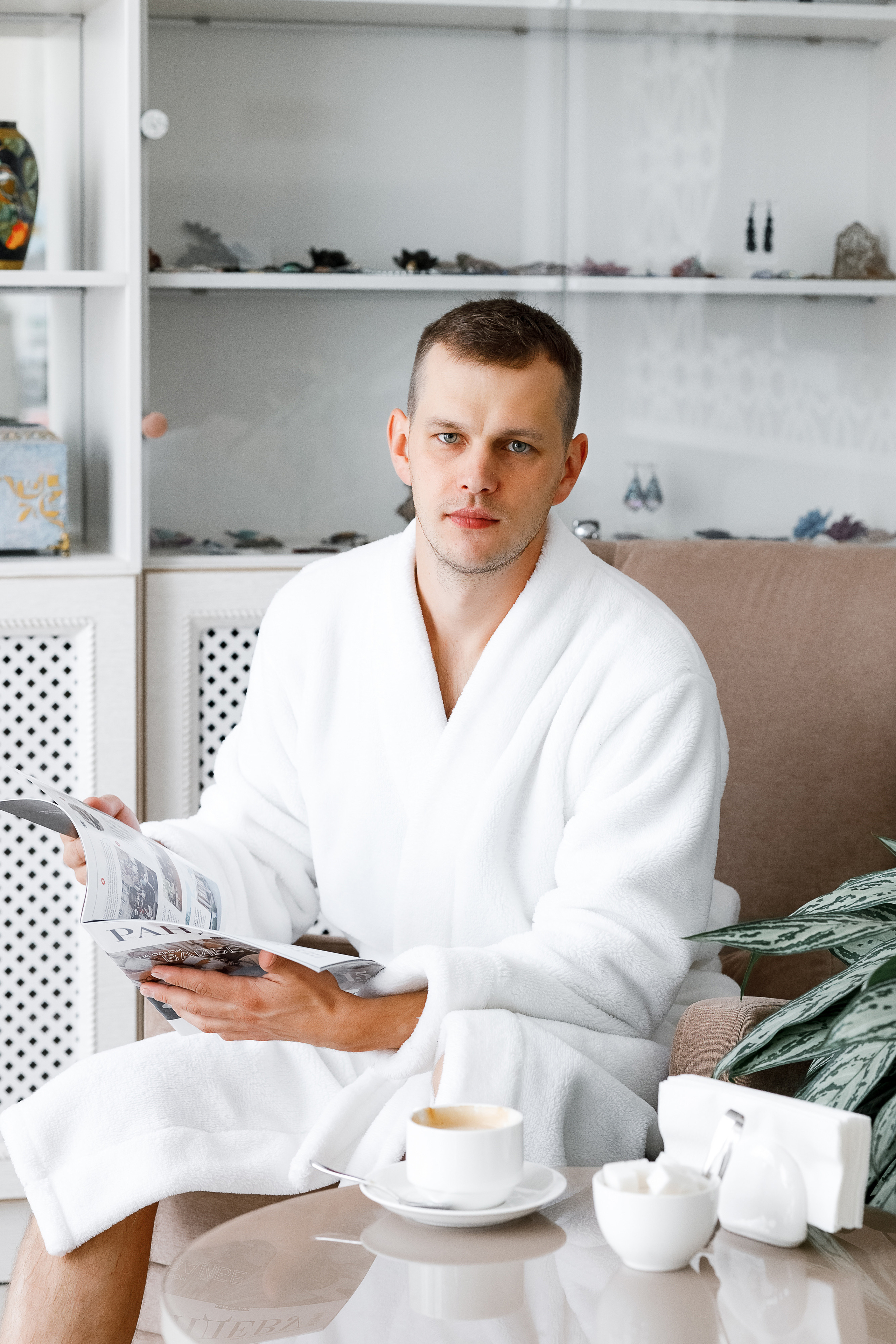 First look в уютном дворике гостиницы. Олег Сверчков | Свадебный фотограф Вологда