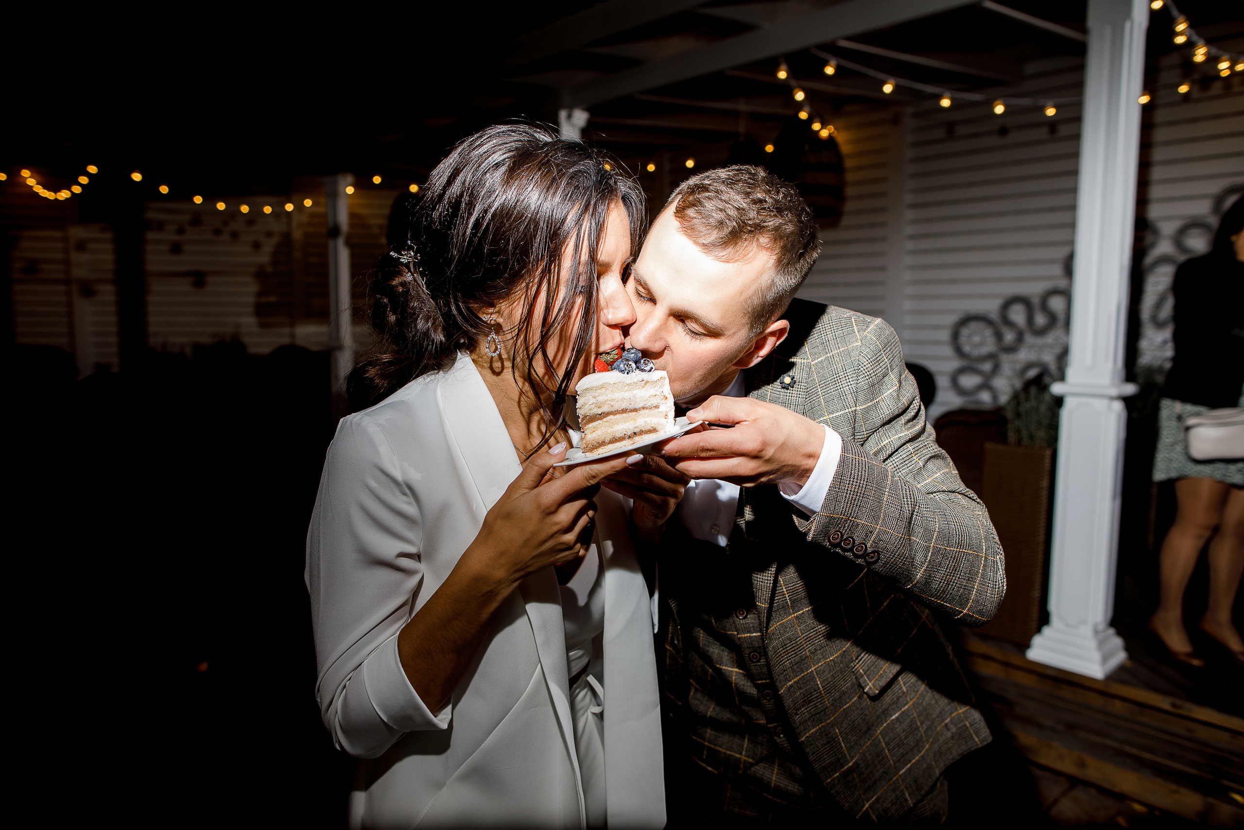 First look в уютном дворике гостиницы. Олег Сверчков | Свадебный фотограф Вологда