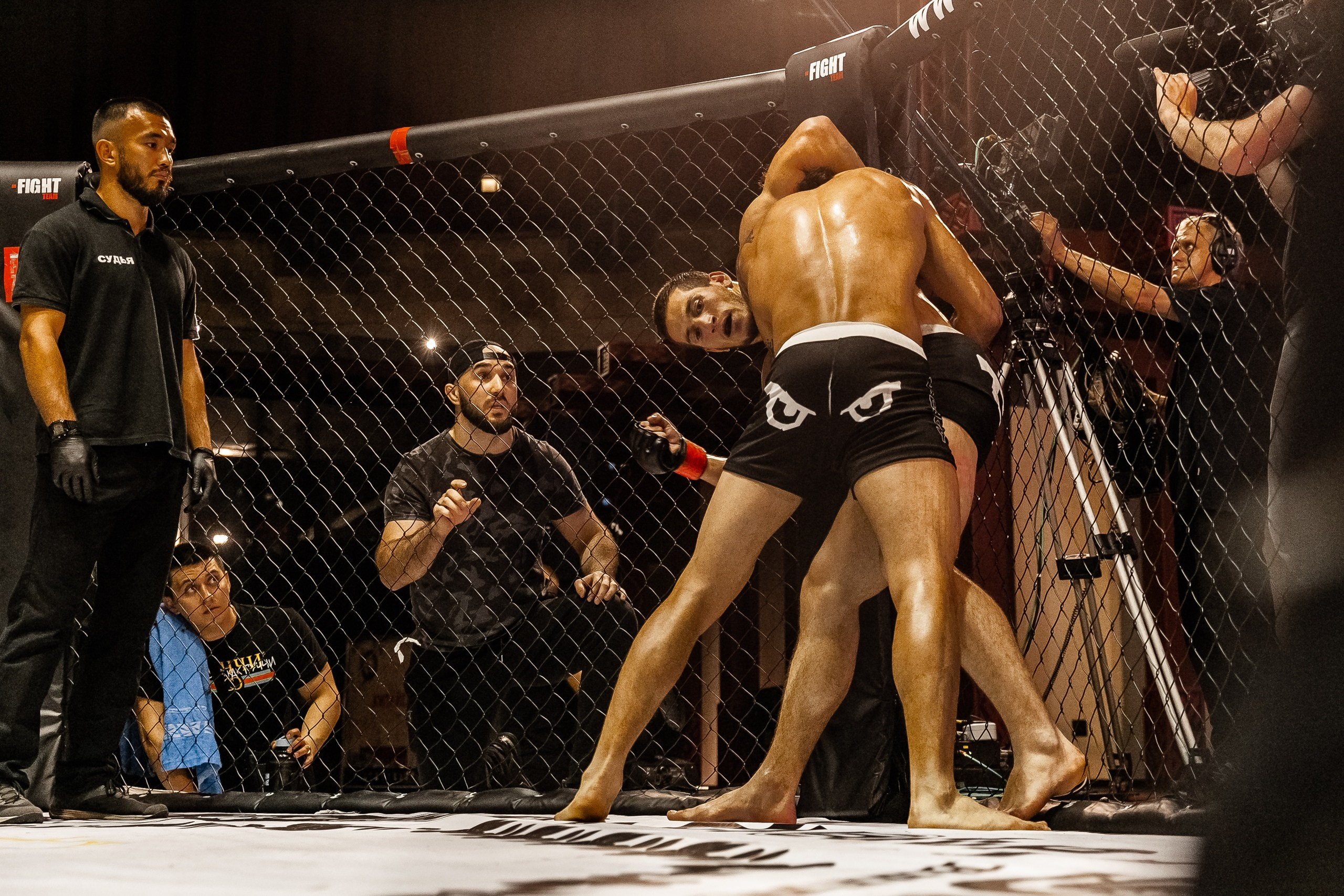 Напряженный момент в октагоне во время захвата MMA репортажная фотография