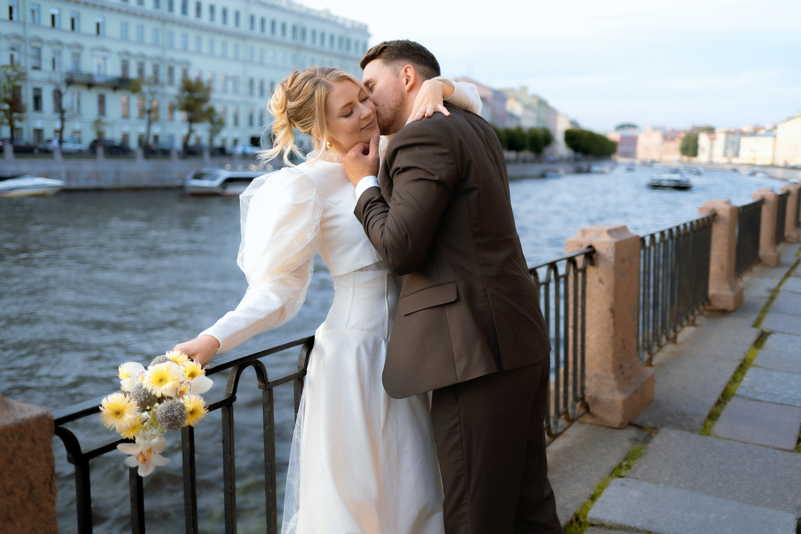 Поцелуй у воды — свадебная прогулка в Петербурге, кадр на фоне Фонтанки