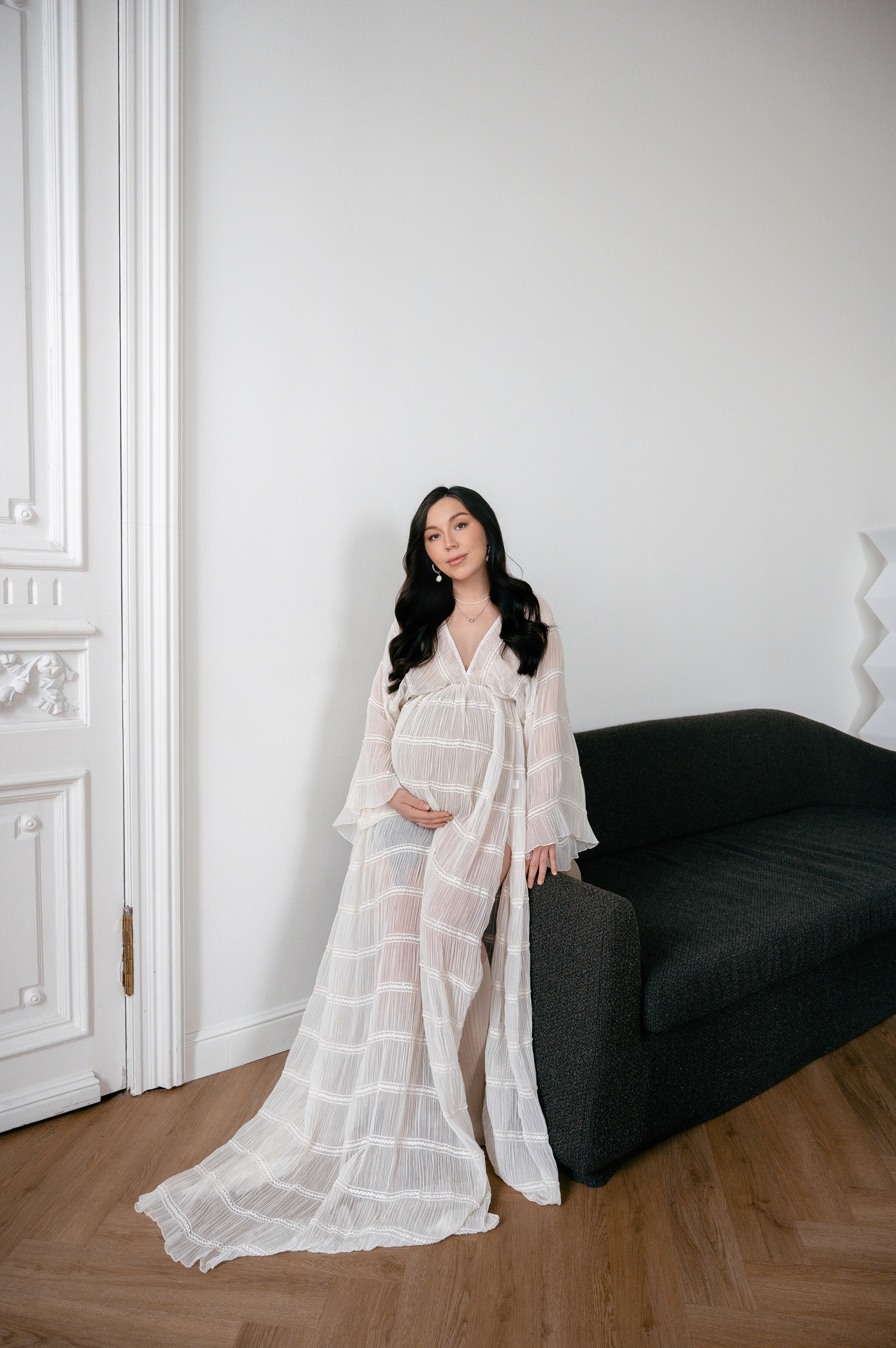 Фотосессия беременности в платьях. Профессиональный фотограф беременности в СПБ. Стильные фотосессии беременности в стиле минимализм и классическая фотография