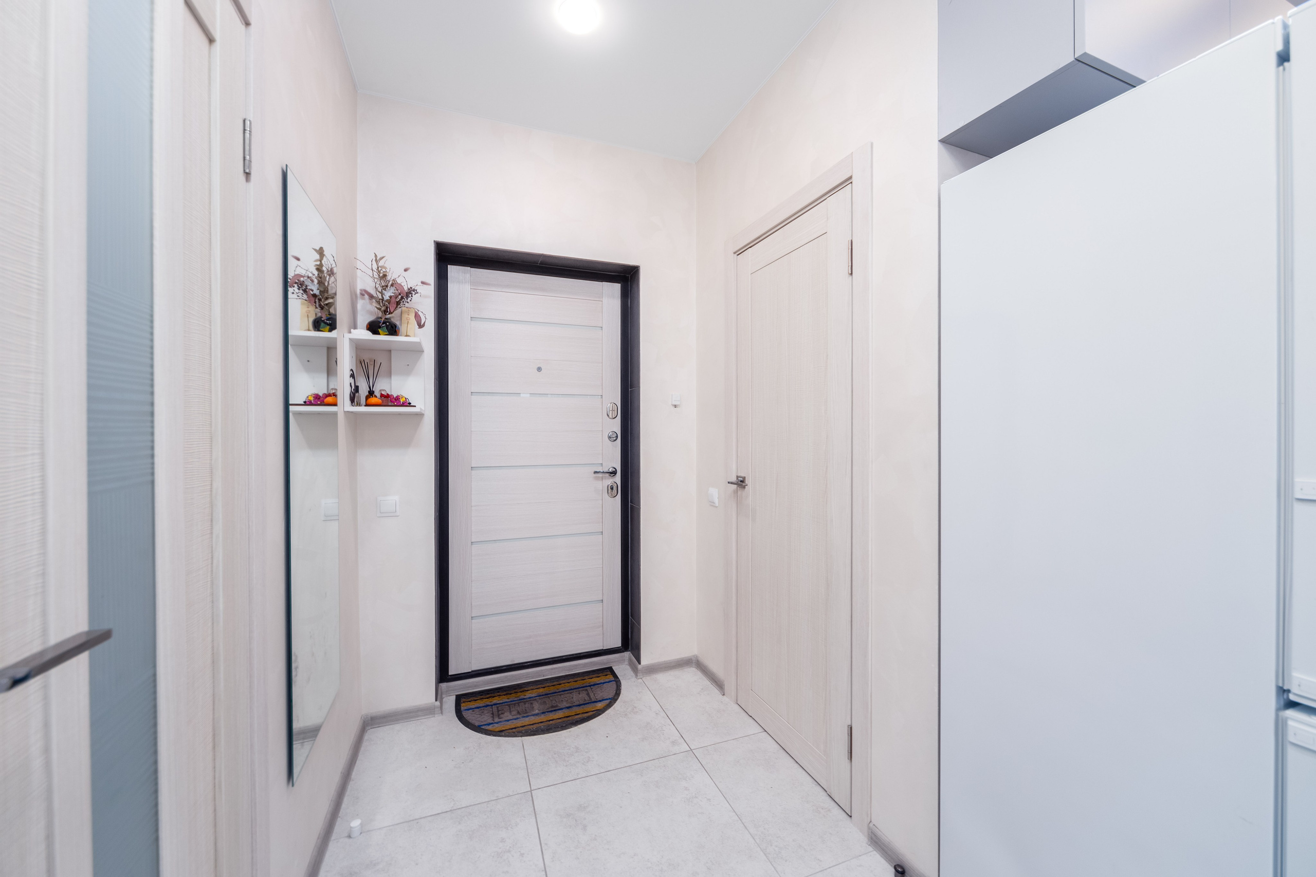 Интерьер зоны гардероба в прихожей в двухкомнатной квартире