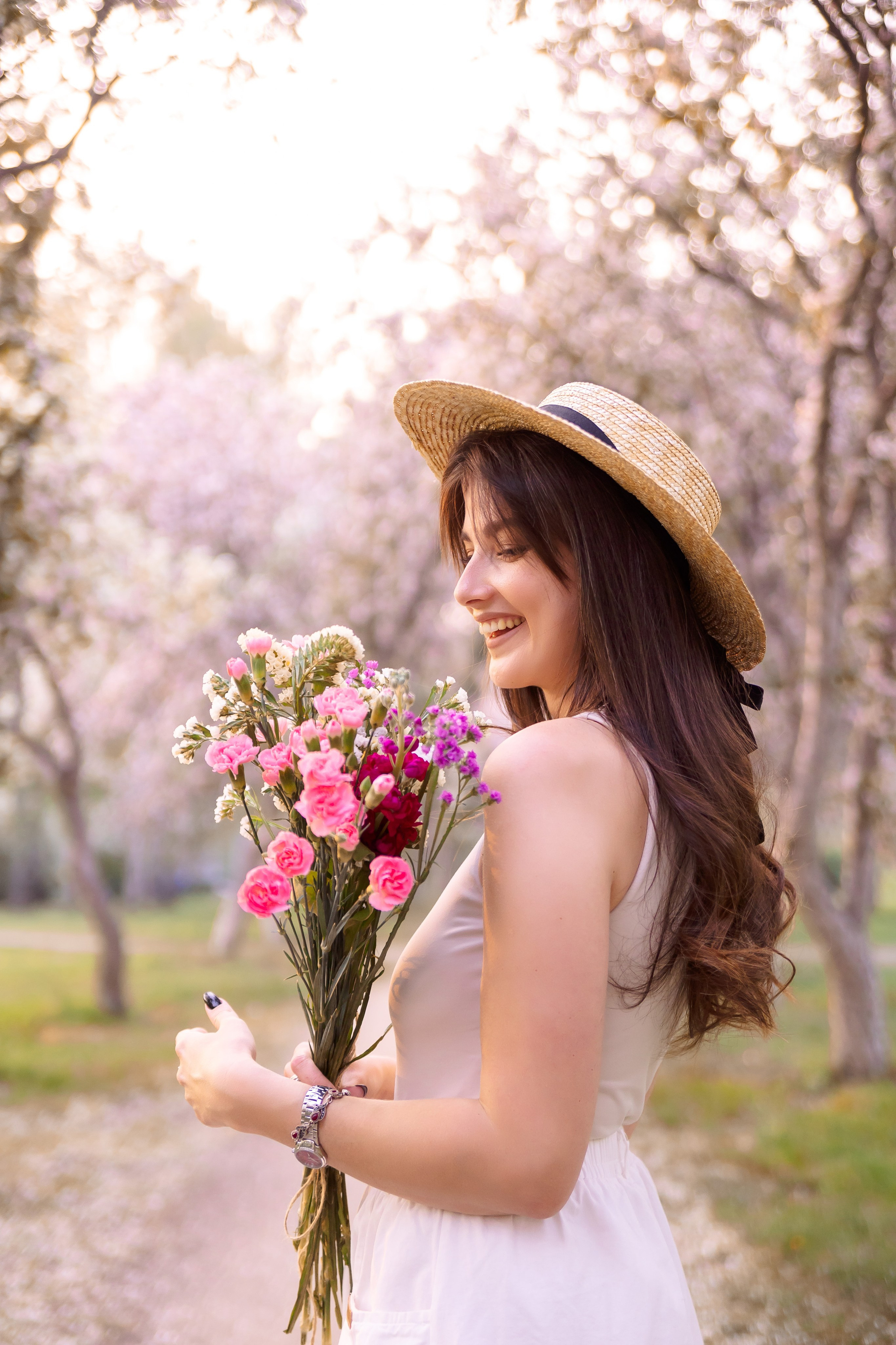 Женская съёмка в цветущих яблонях. Екатеринбург. Свадебный, семейный фотограф, контент съёмка. Екатеринбург. Елена Граф