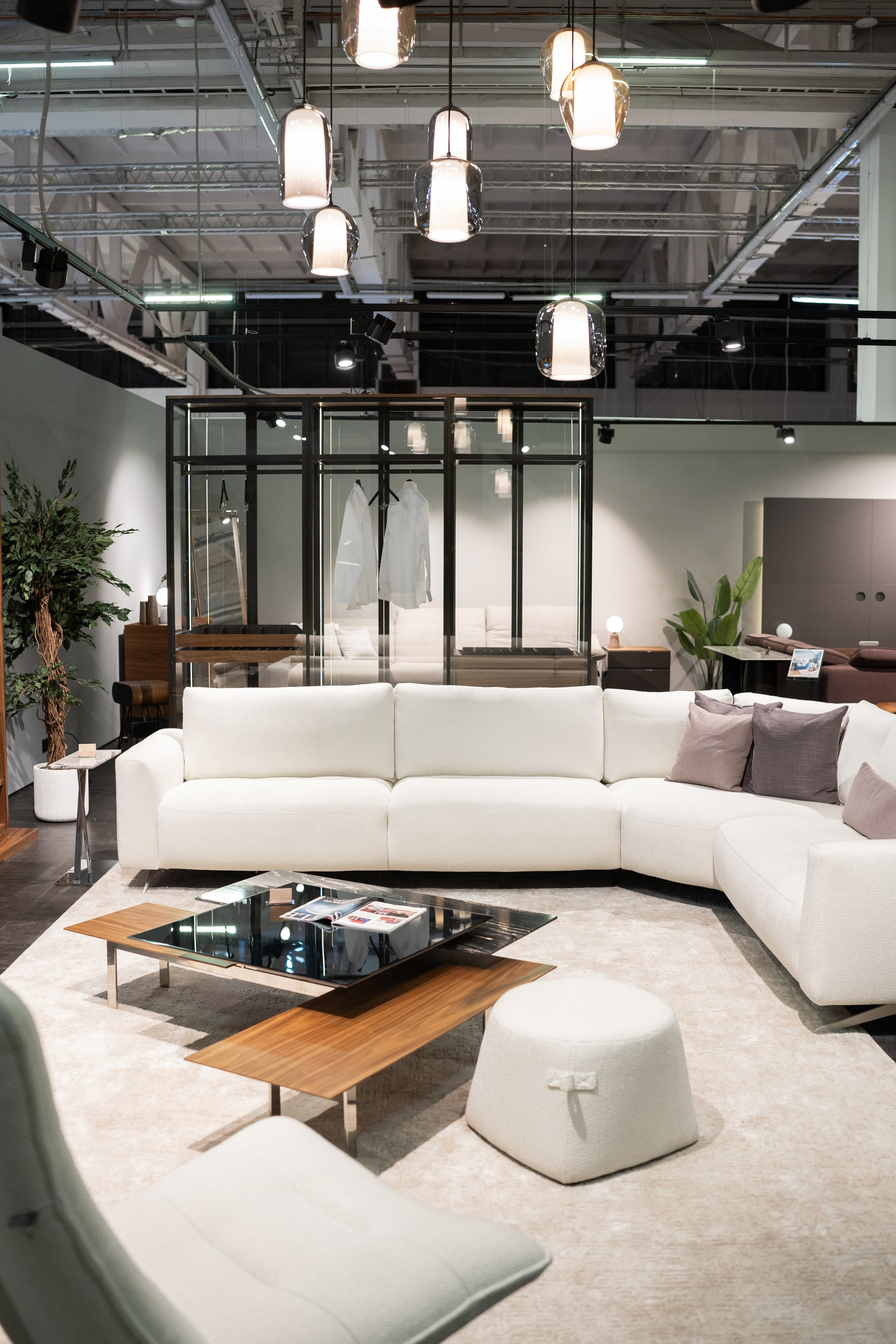 Разработка логотипа, фирменного стиля, создание коллекции мебели и предметов декора, дизайн-проект шоурумов с нуля