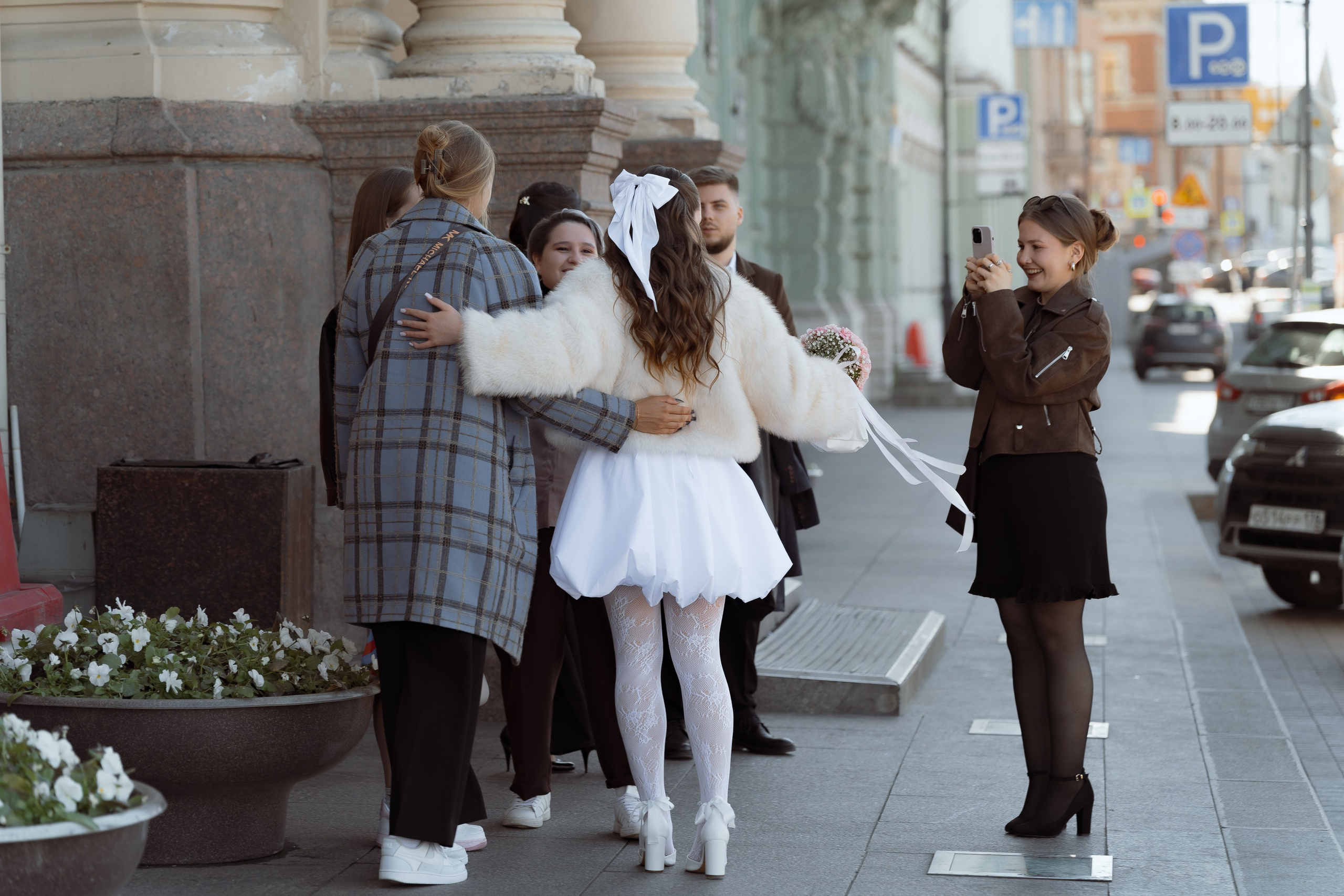 Гости встречают молодожёнов перед ЗАГСом, естественный репортаж