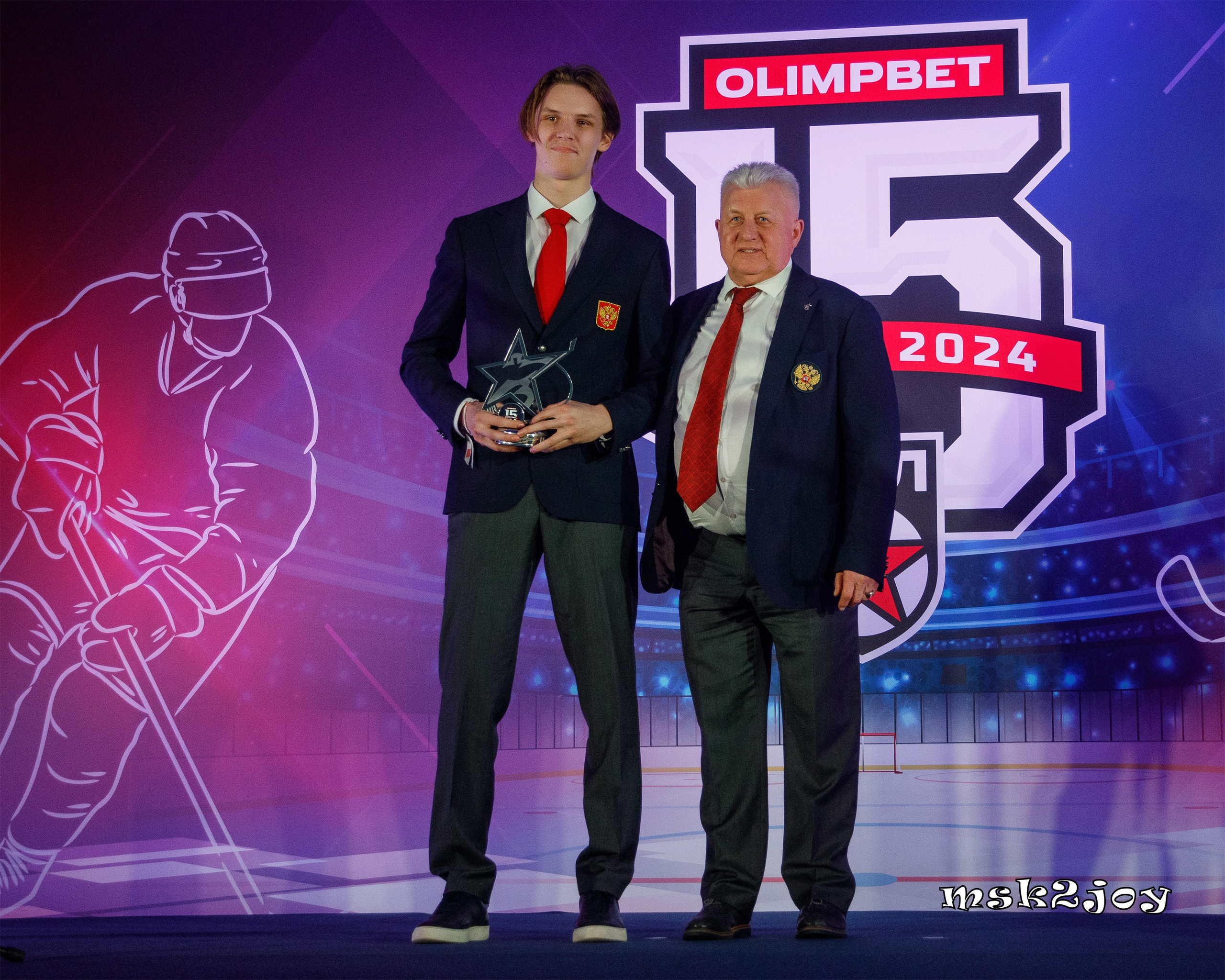 Лучший вратарь МХЛ сезона МХЛ сезона 2023-2024 Евгений Волохин («Мамонты Югры») получает награду от Олимпийского чемпиона 1984 года, серебряного призёра Олимпийских Игр 1980 года и Шестикратного чемпиона мира - вратаря Владимира Семёновича Мышкина