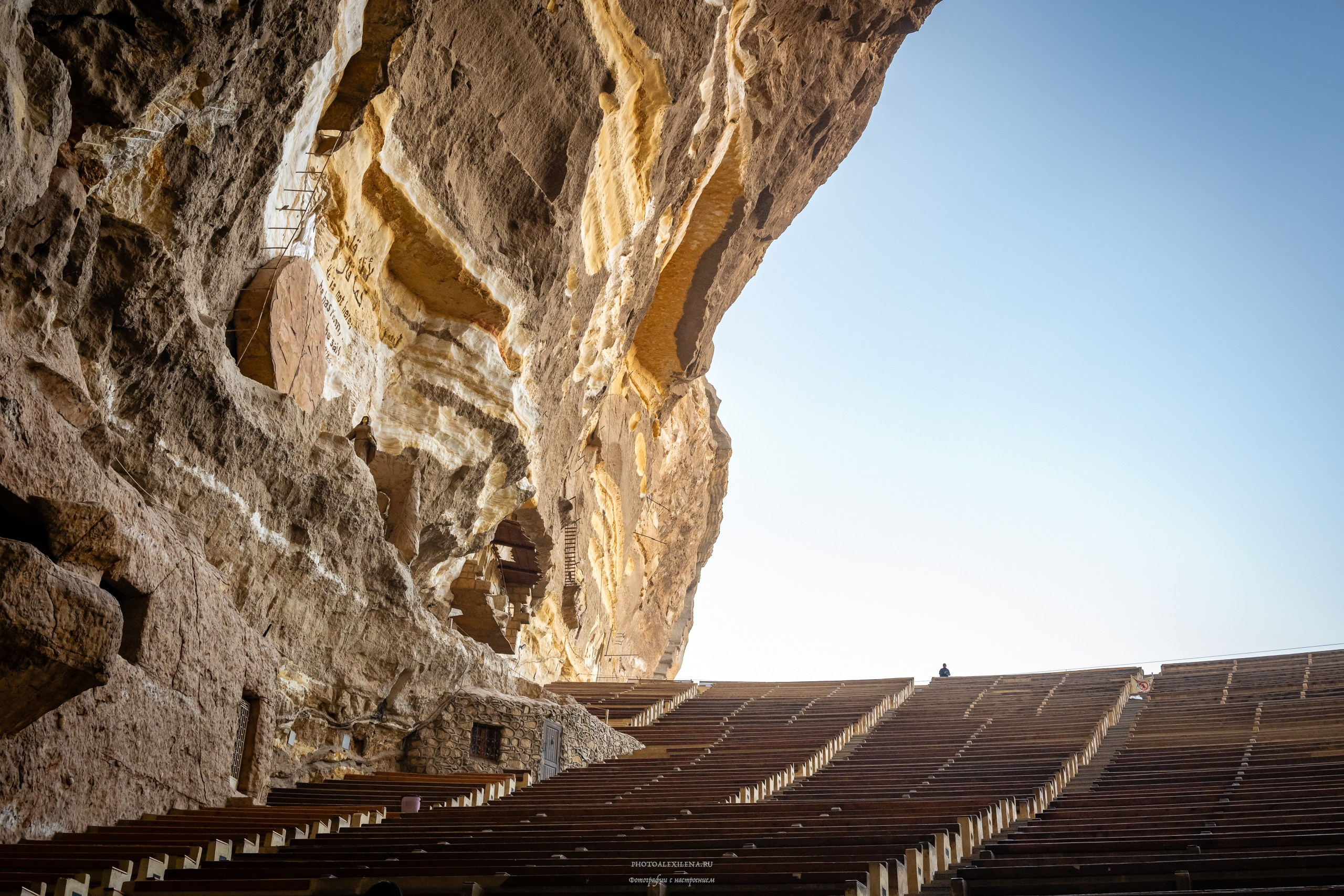 Пещерный монастырь и город мусорщиков. Авторские стильные фотокартины