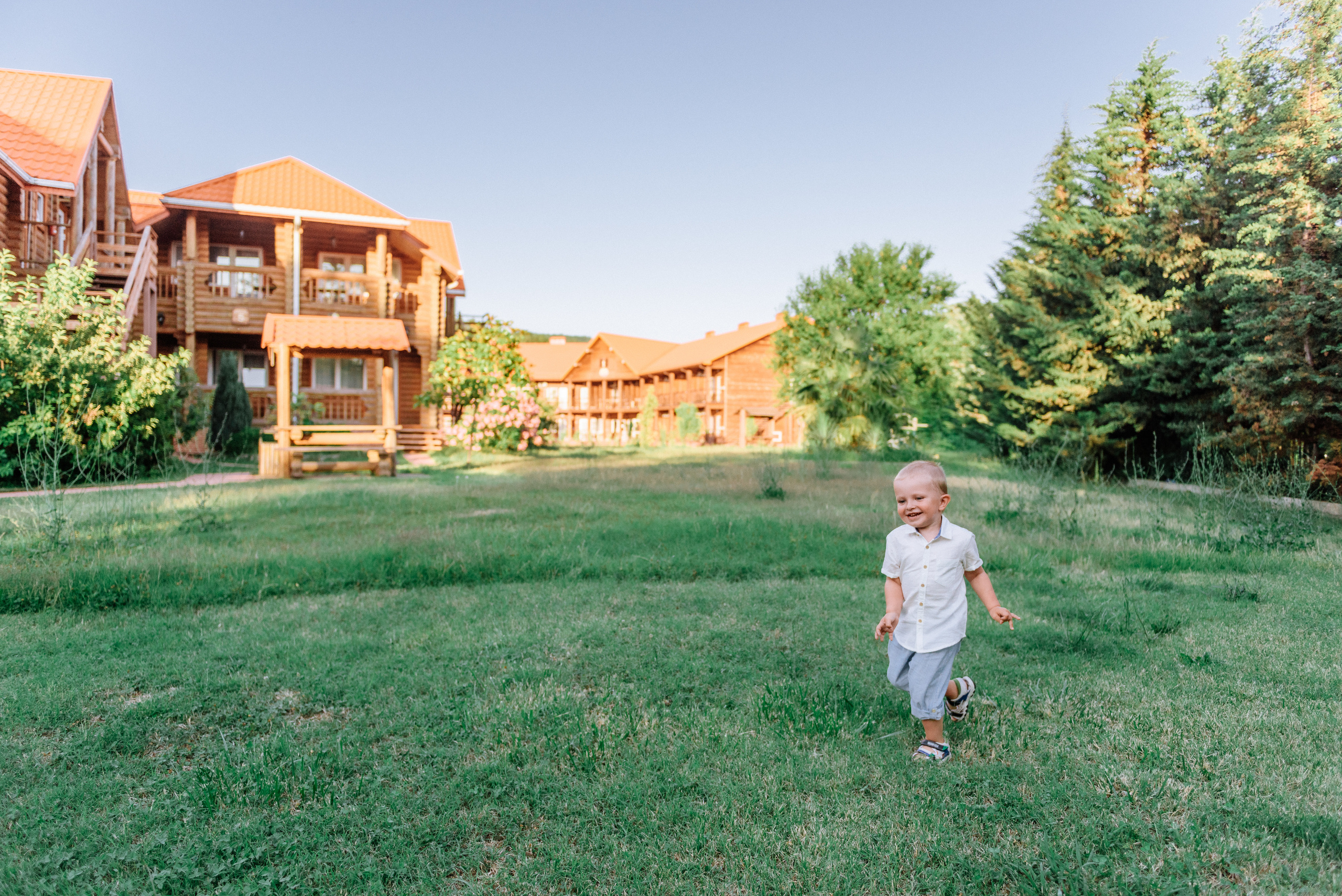 Пикник мамы с ребенком на полянке. Fedor Lemeshko — Destination Wedding and Family Lifestyle photographer