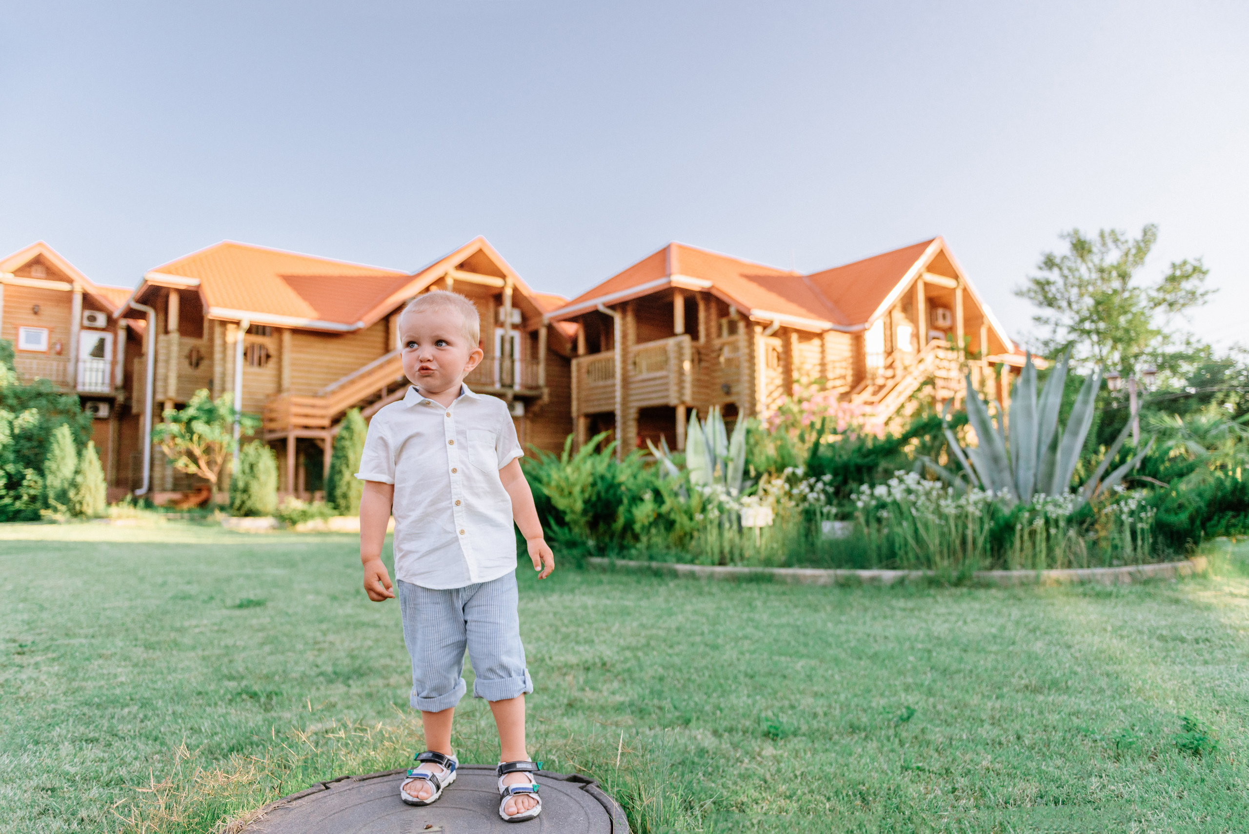 Пикник мамы с ребенком на полянке. Fedor Lemeshko — Destination Wedding and Family Lifestyle photographer