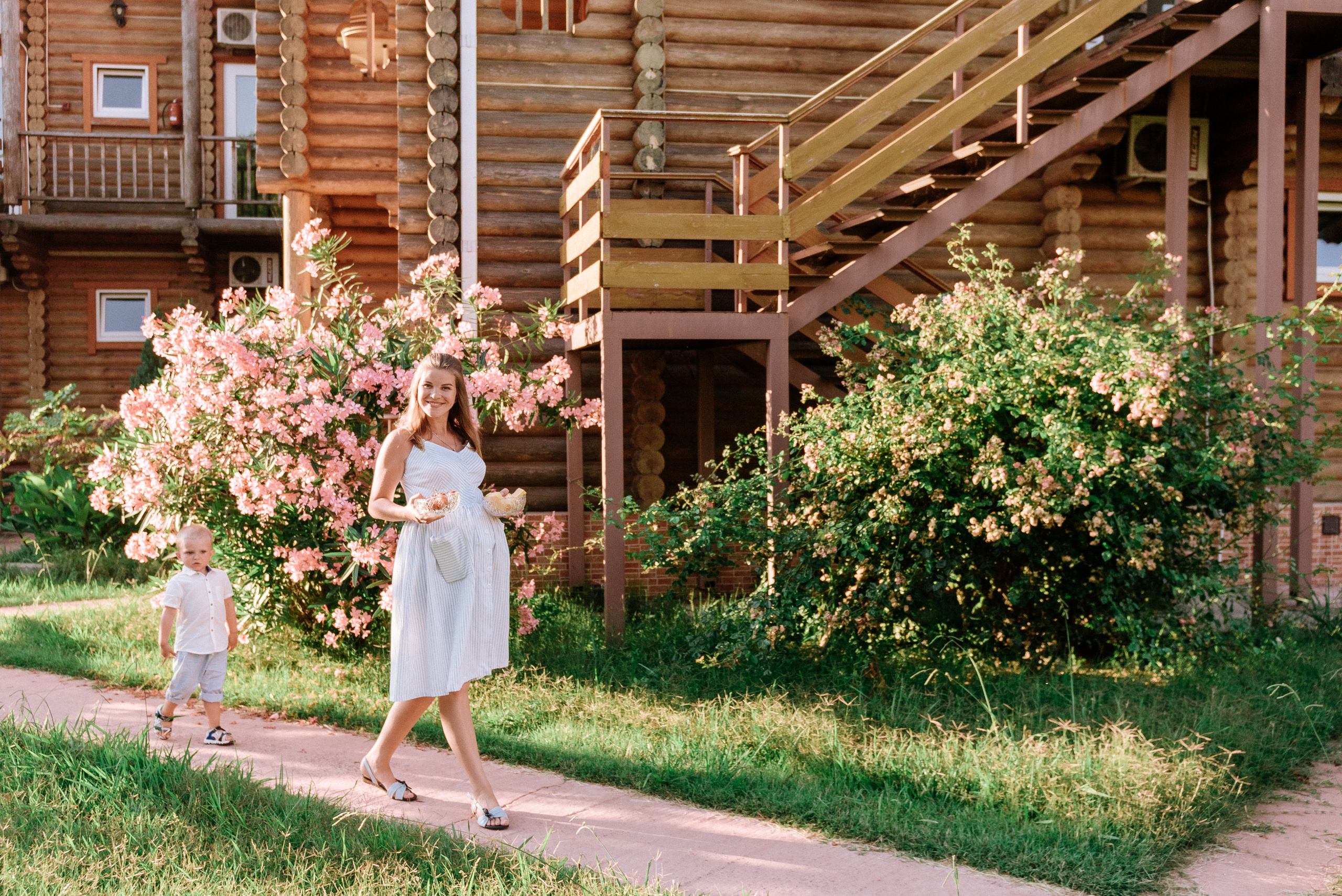 Пикник мамы с ребенком на полянке. Fedor Lemeshko — Destination Wedding and Family Lifestyle photographer