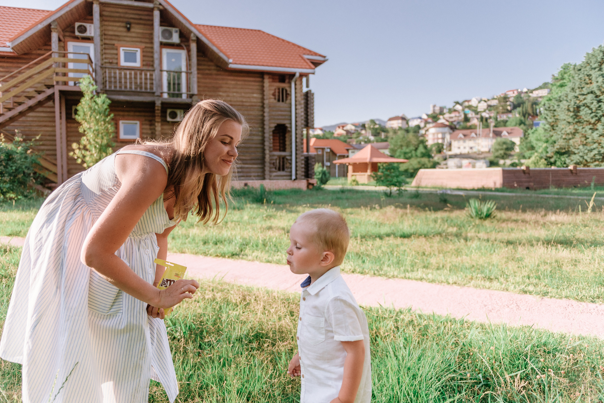 Пикник мамы с ребенком на полянке. Fedor Lemeshko — Destination Wedding and Family Lifestyle photographer