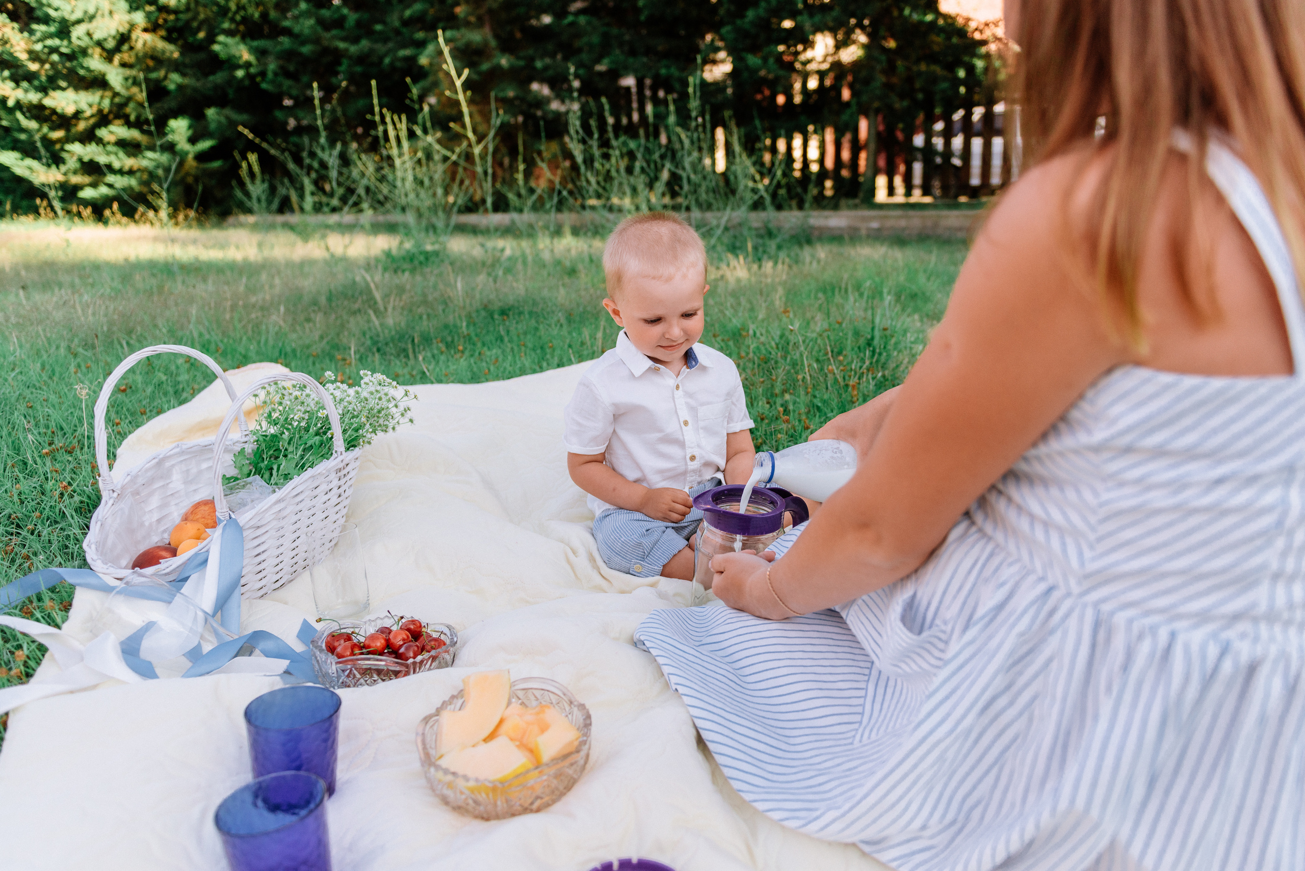 Пикник мамы с ребенком на полянке. Fedor Lemeshko — Destination Wedding and Family Lifestyle photographer