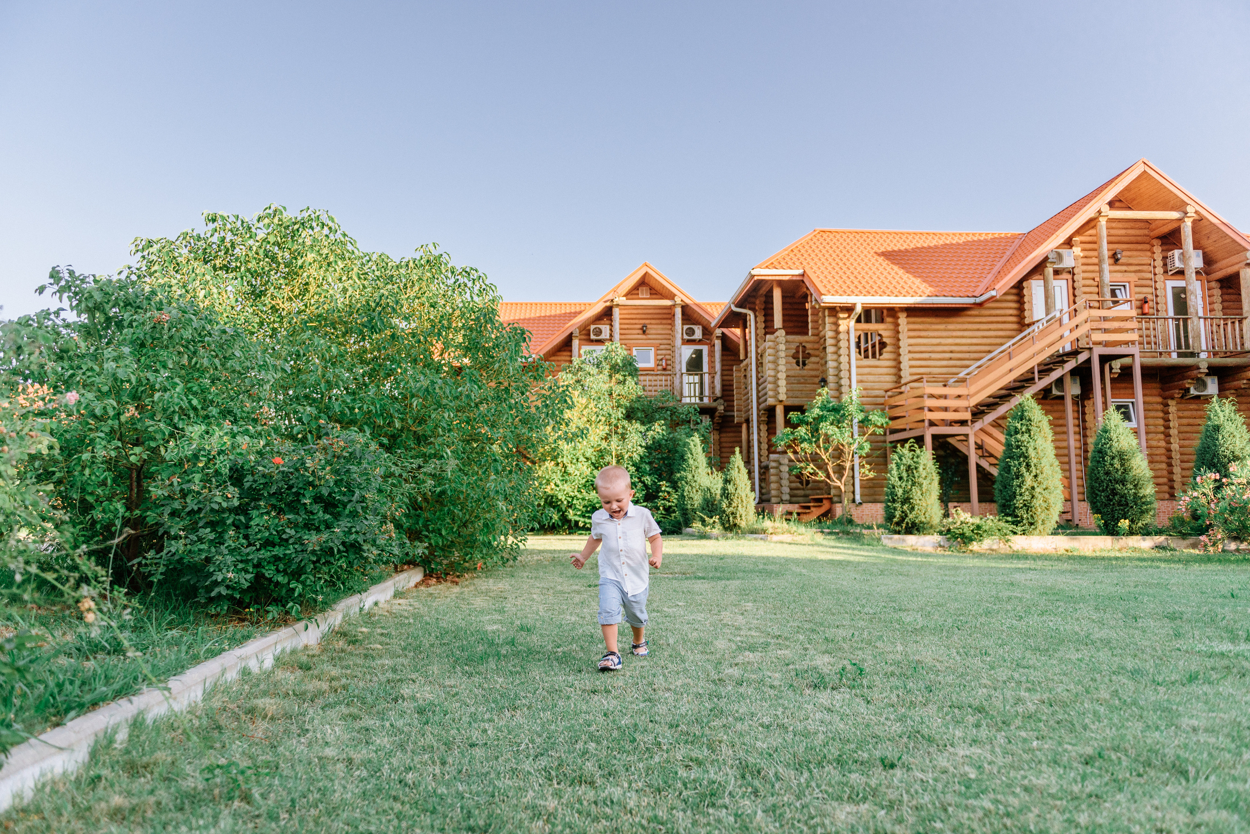 Пикник мамы с ребенком на полянке. Fedor Lemeshko — Destination Wedding and Family Lifestyle photographer