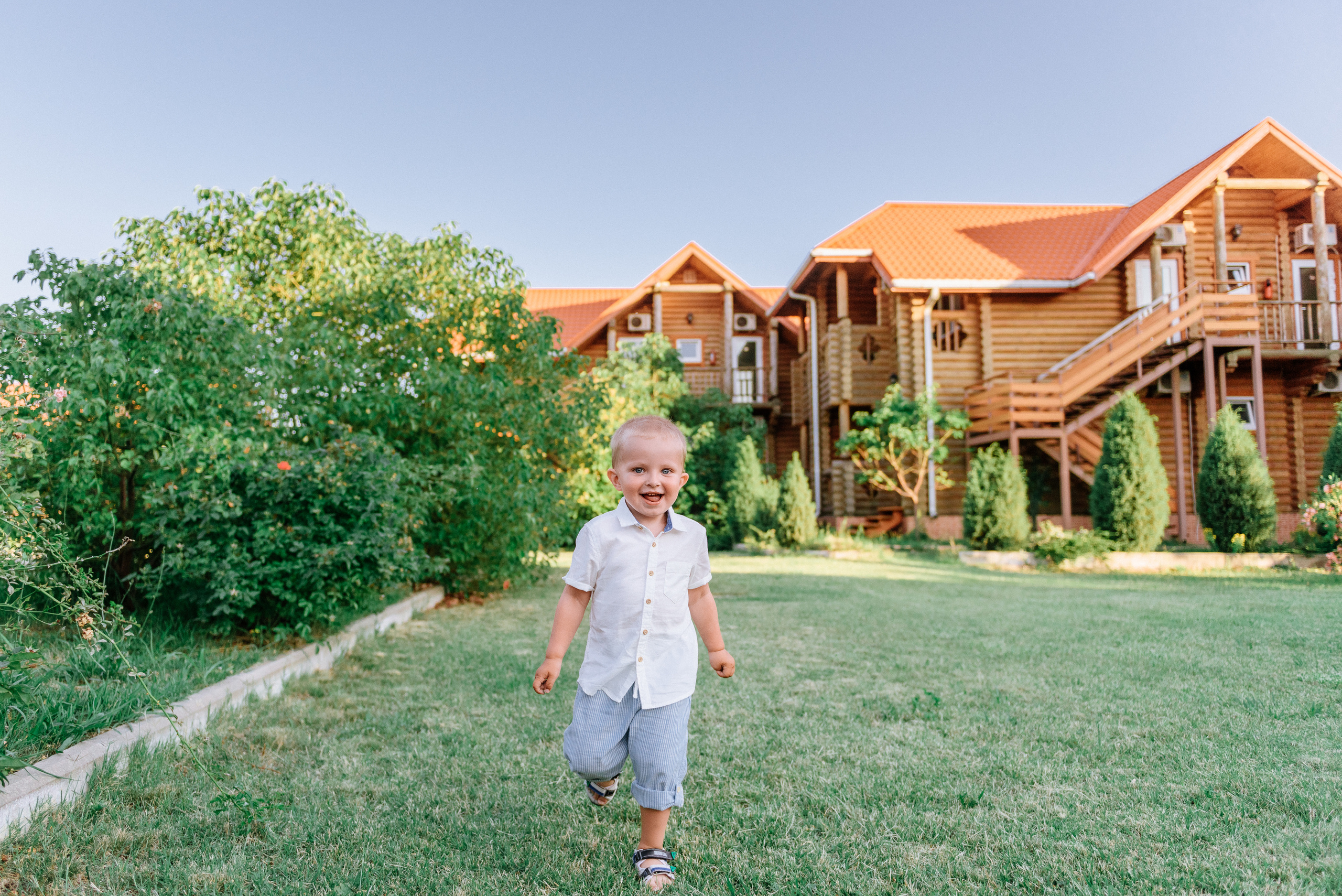 Пикник мамы с ребенком на полянке. Fedor Lemeshko — Destination Wedding and Family Lifestyle photographer