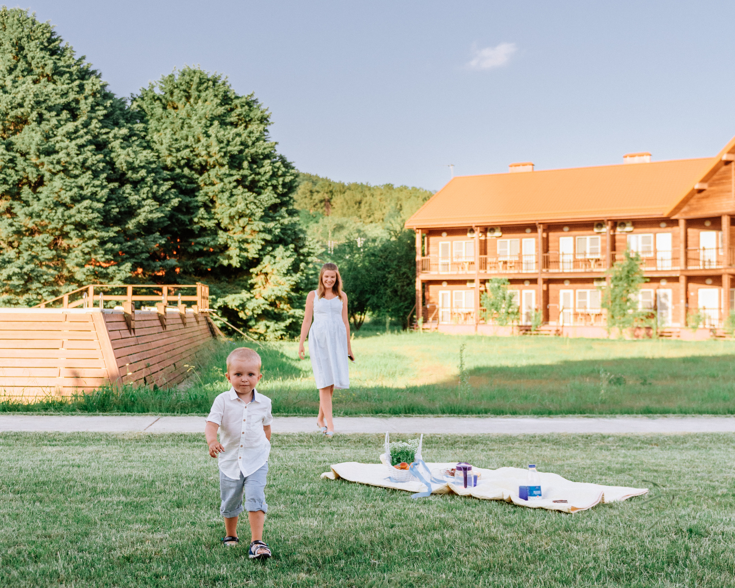 Пикник мамы с ребенком на полянке. Fedor Lemeshko — Destination Wedding and Family Lifestyle photographer