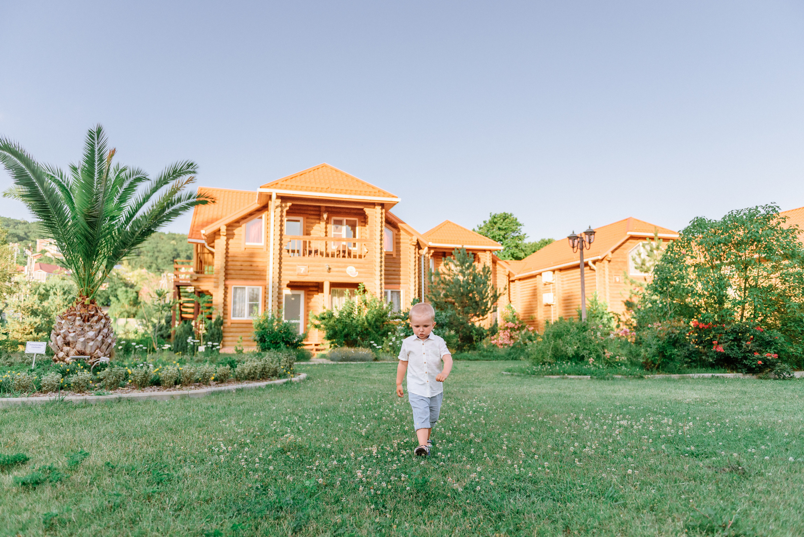 Пикник мамы с ребенком на полянке. Fedor Lemeshko — Destination Wedding and Family Lifestyle photographer