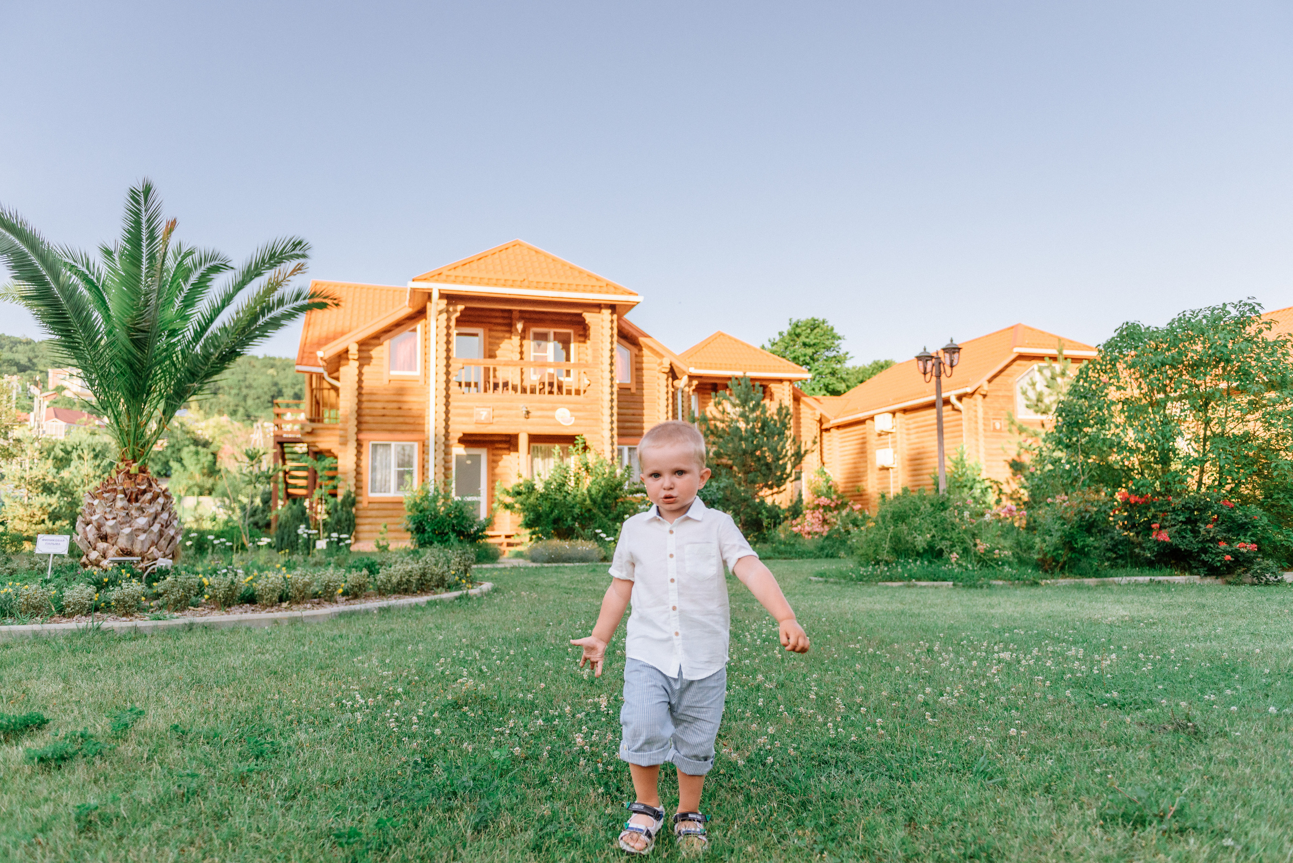 Пикник мамы с ребенком на полянке. Fedor Lemeshko — Destination Wedding and Family Lifestyle photographer