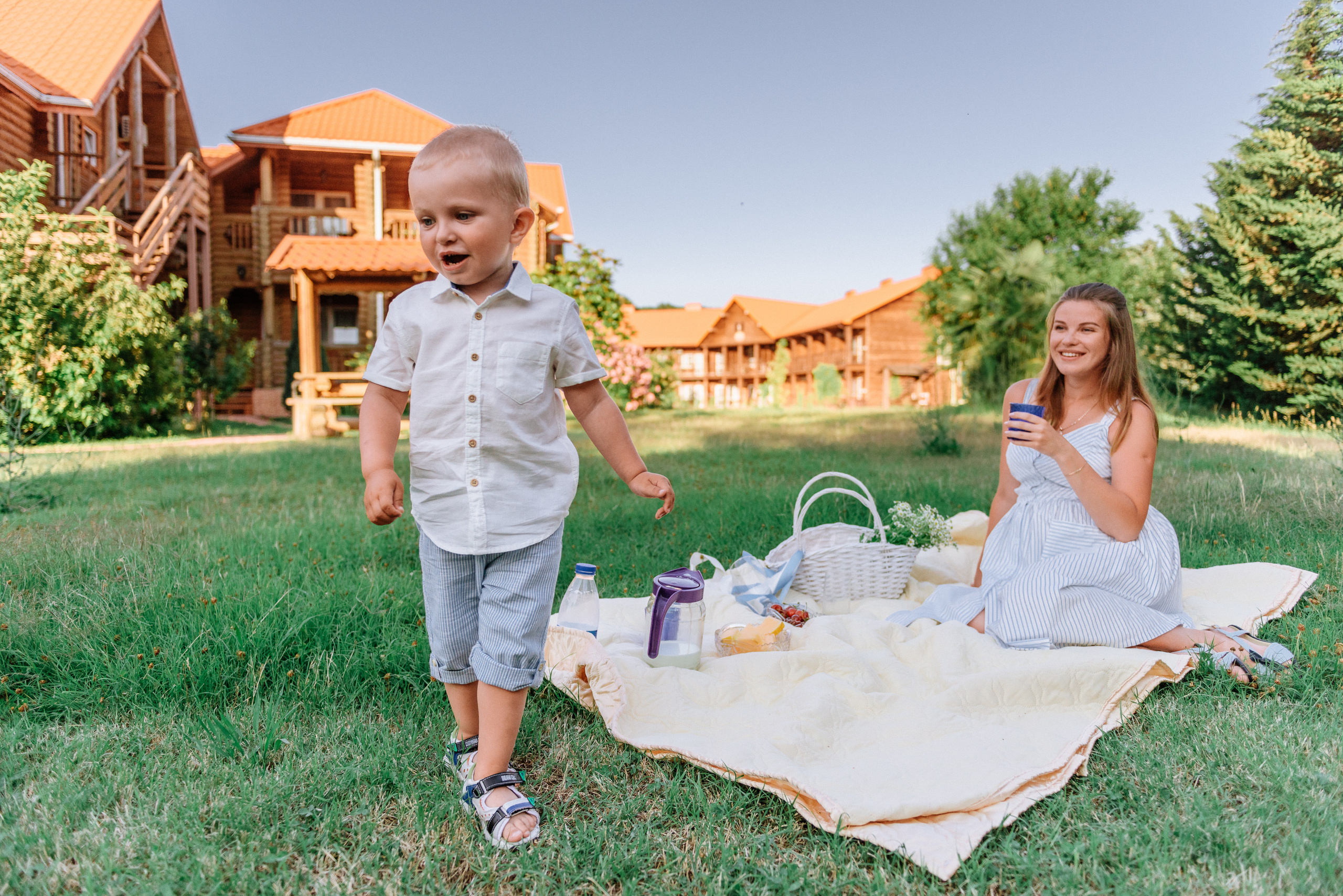 Пикник мамы с ребенком на полянке. Fedor Lemeshko — Destination Wedding and Family Lifestyle photographer