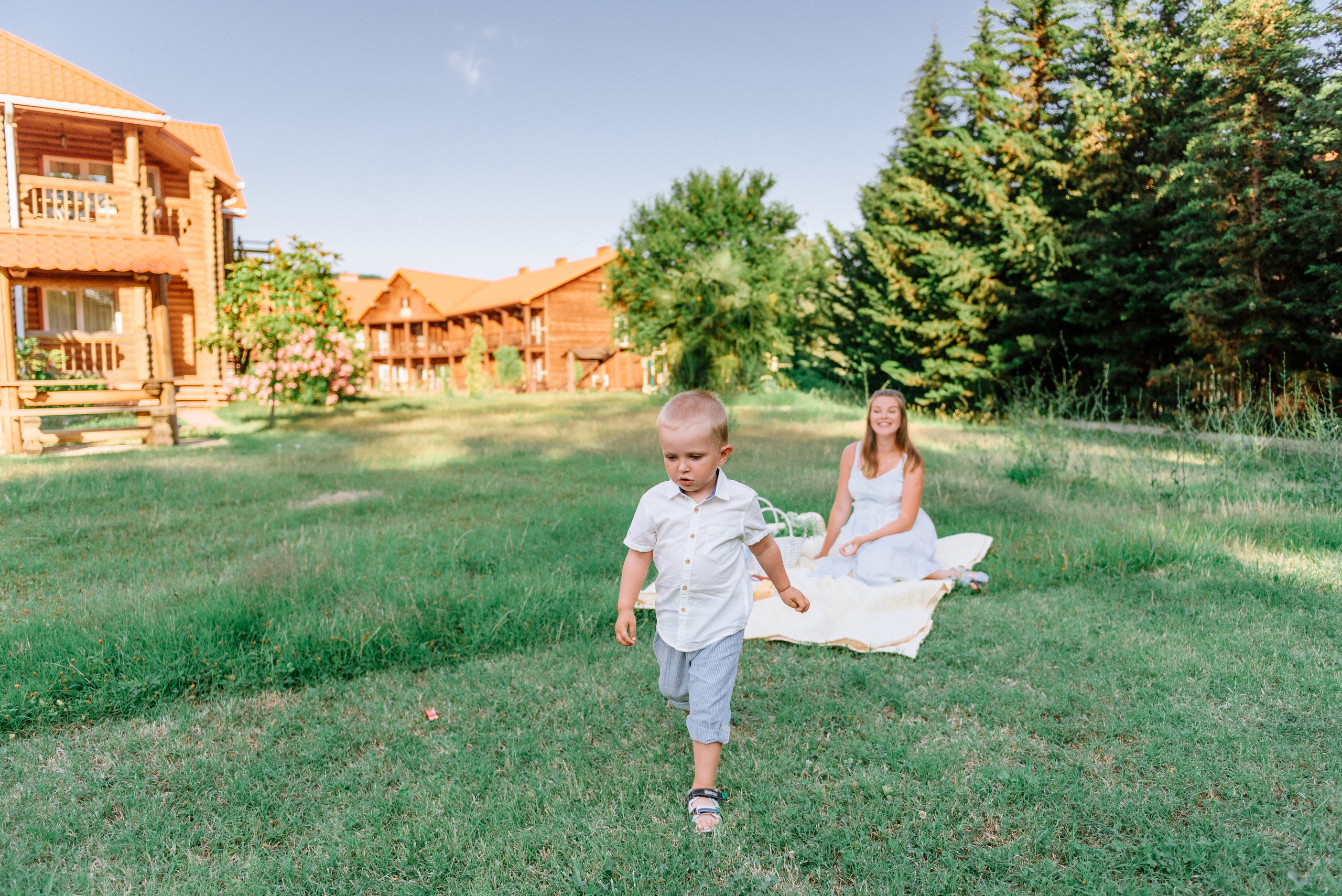 Пикник мамы с ребенком на полянке. Fedor Lemeshko — Destination Wedding and Family Lifestyle photographer