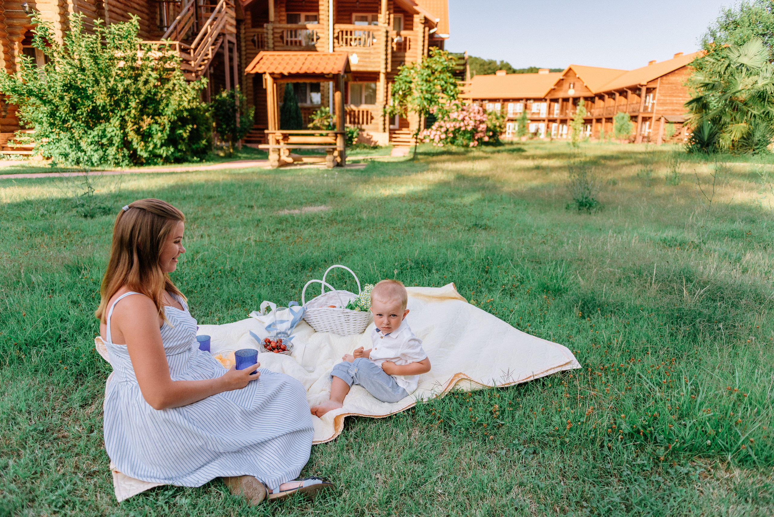 Пикник мамы с ребенком на полянке. Fedor Lemeshko — Destination Wedding and Family Lifestyle photographer