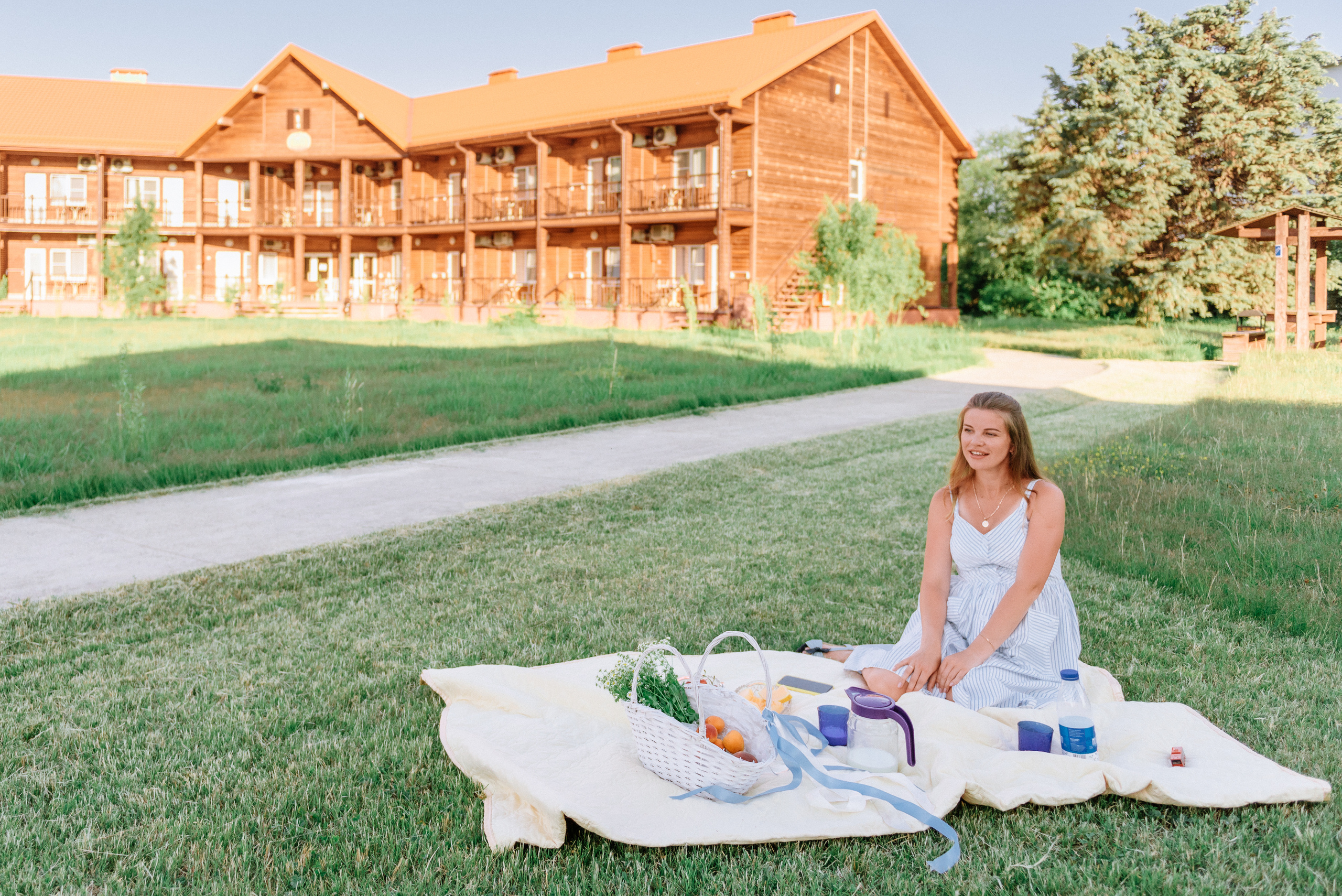 Пикник мамы с ребенком на полянке. Fedor Lemeshko — Destination Wedding and Family Lifestyle photographer