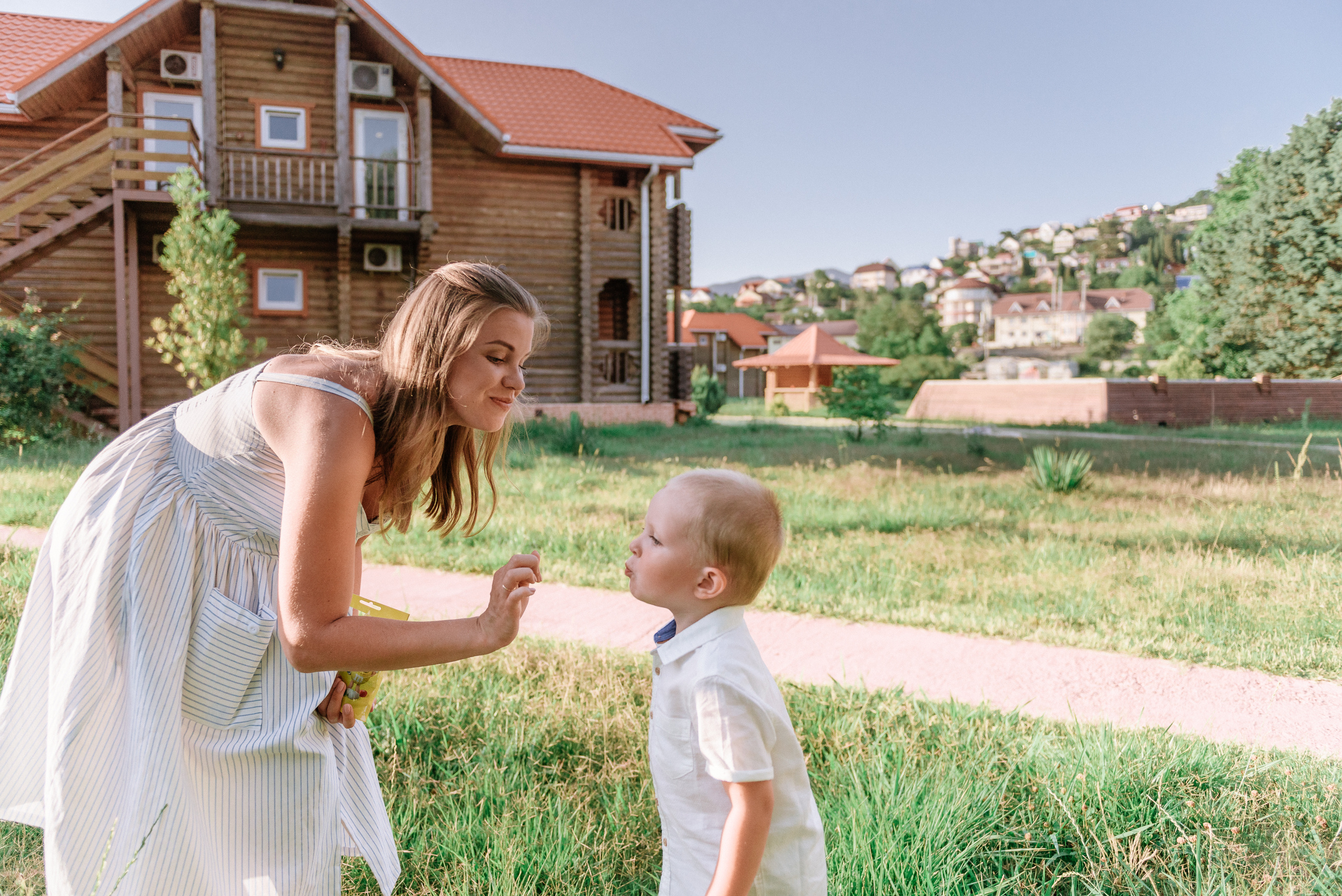Пикник мамы с ребенком на полянке. Fedor Lemeshko — Destination Wedding and Family Lifestyle photographer
