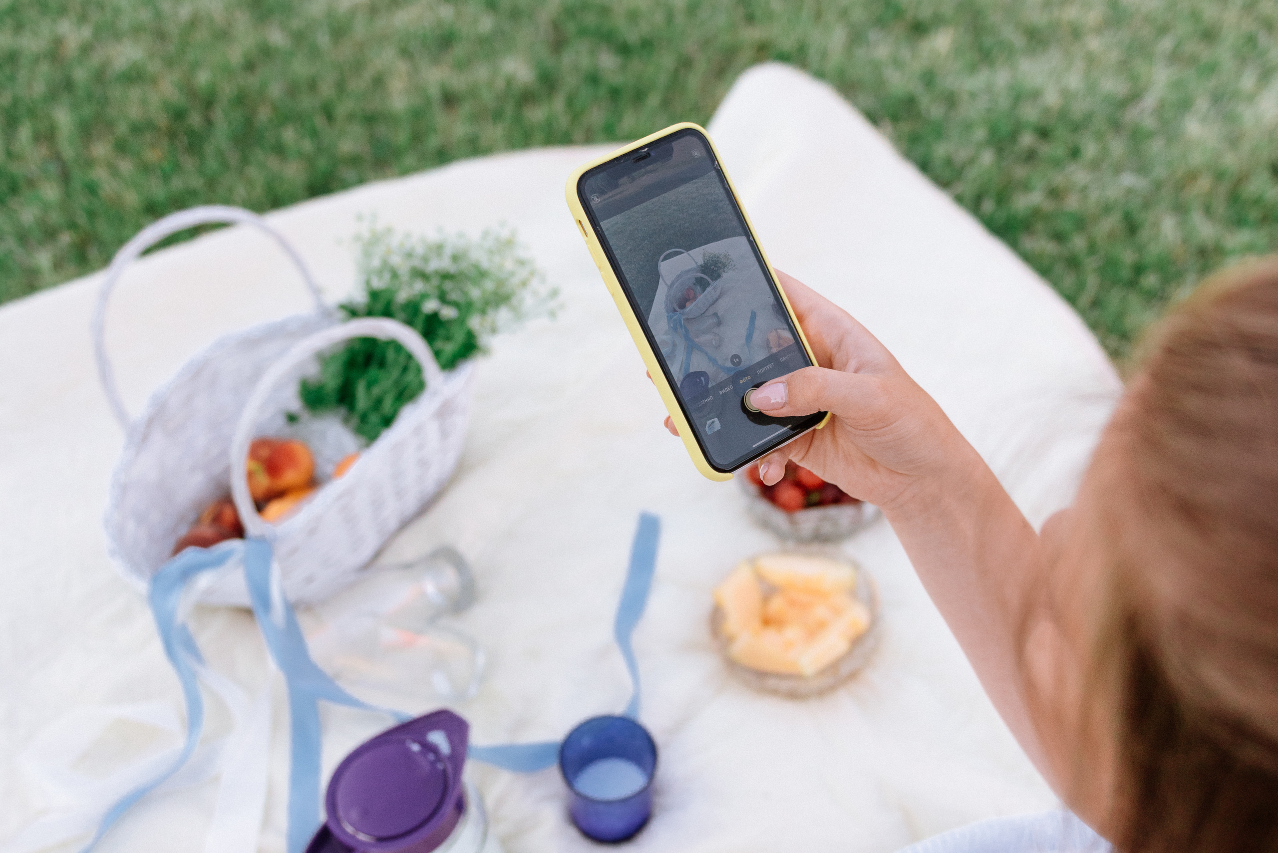 Пикник мамы с ребенком на полянке. Fedor Lemeshko — Destination Wedding and Family Lifestyle photographer