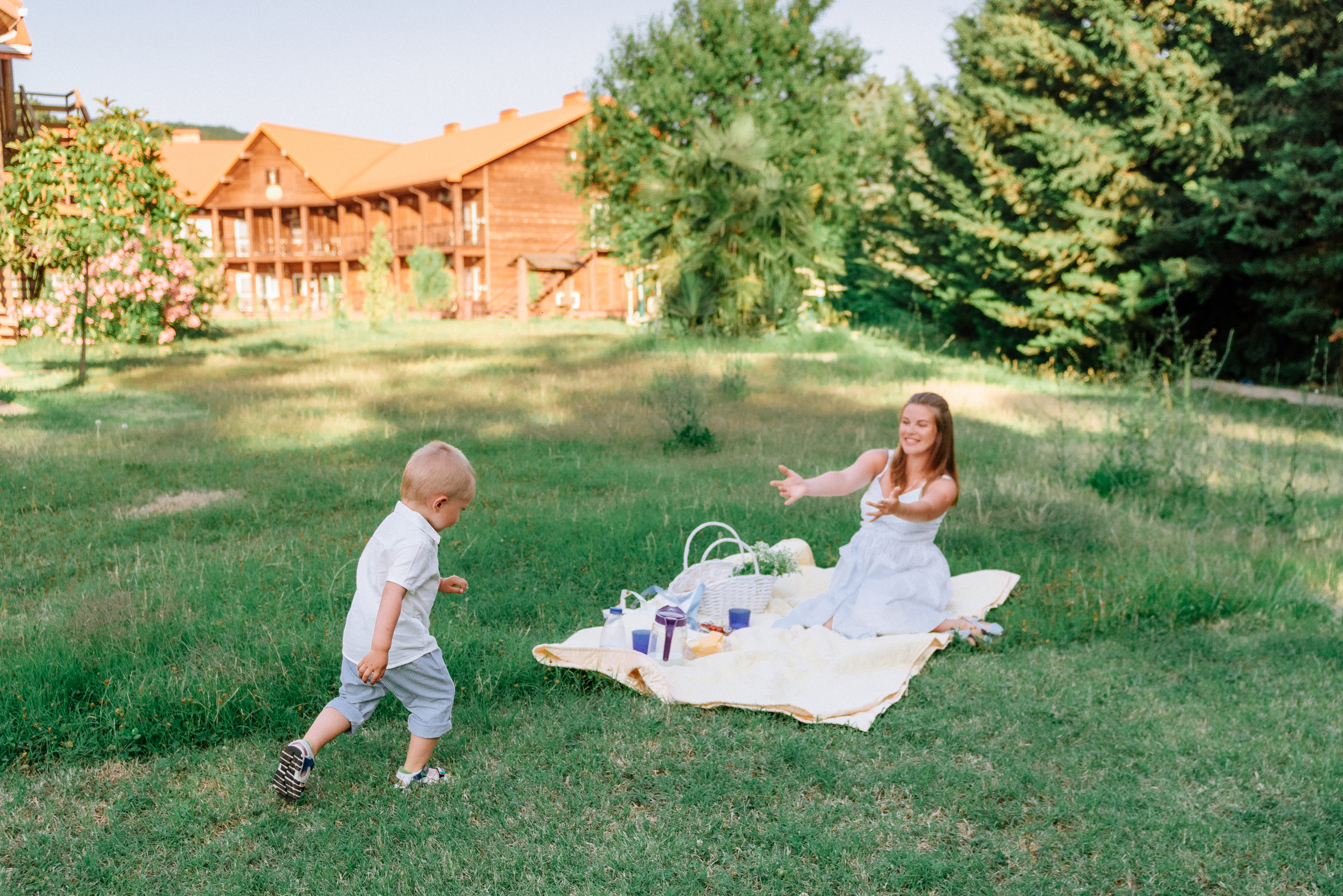 Пикник мамы с ребенком на полянке. Fedor Lemeshko — Destination Wedding and Family Lifestyle photographer
