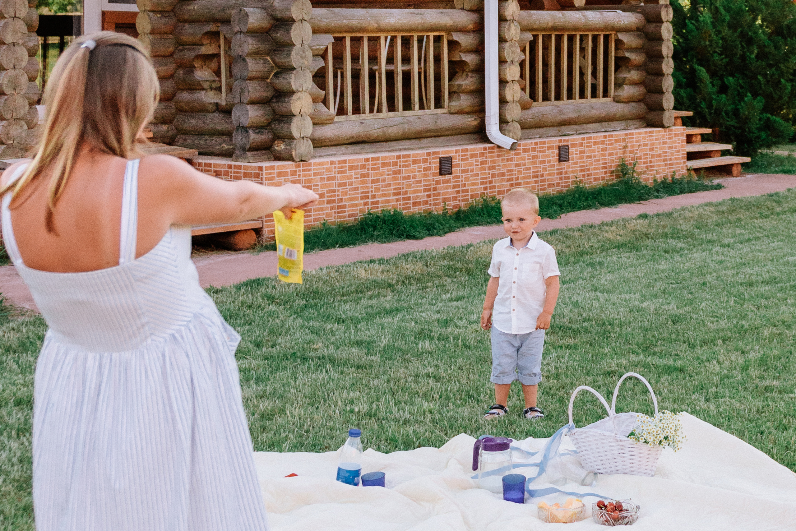 Пикник мамы с ребенком на полянке. Fedor Lemeshko — Destination Wedding and Family Lifestyle photographer