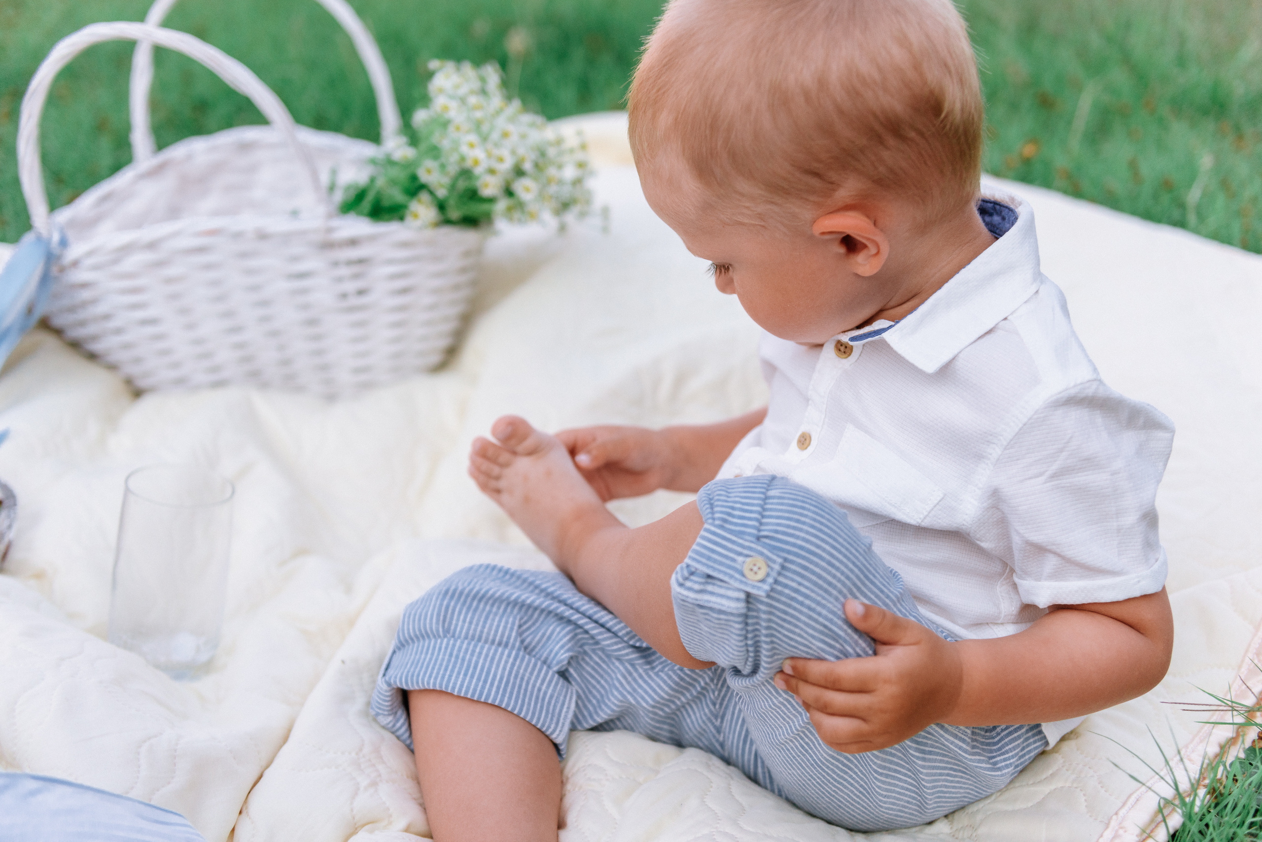 Пикник мамы с ребенком на полянке. Fedor Lemeshko — Destination Wedding and Family Lifestyle photographer