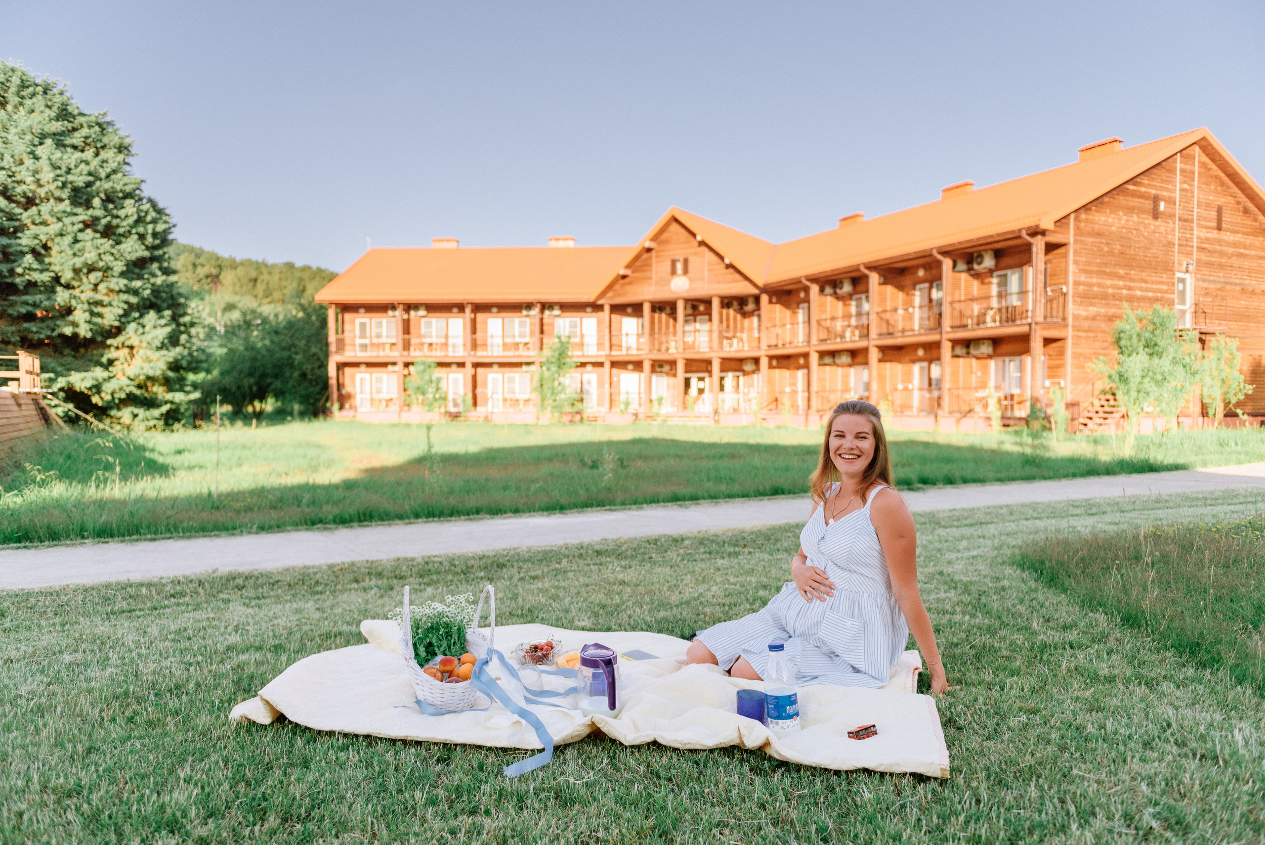 Пикник мамы с ребенком на полянке. Fedor Lemeshko — Destination Wedding and Family Lifestyle photographer