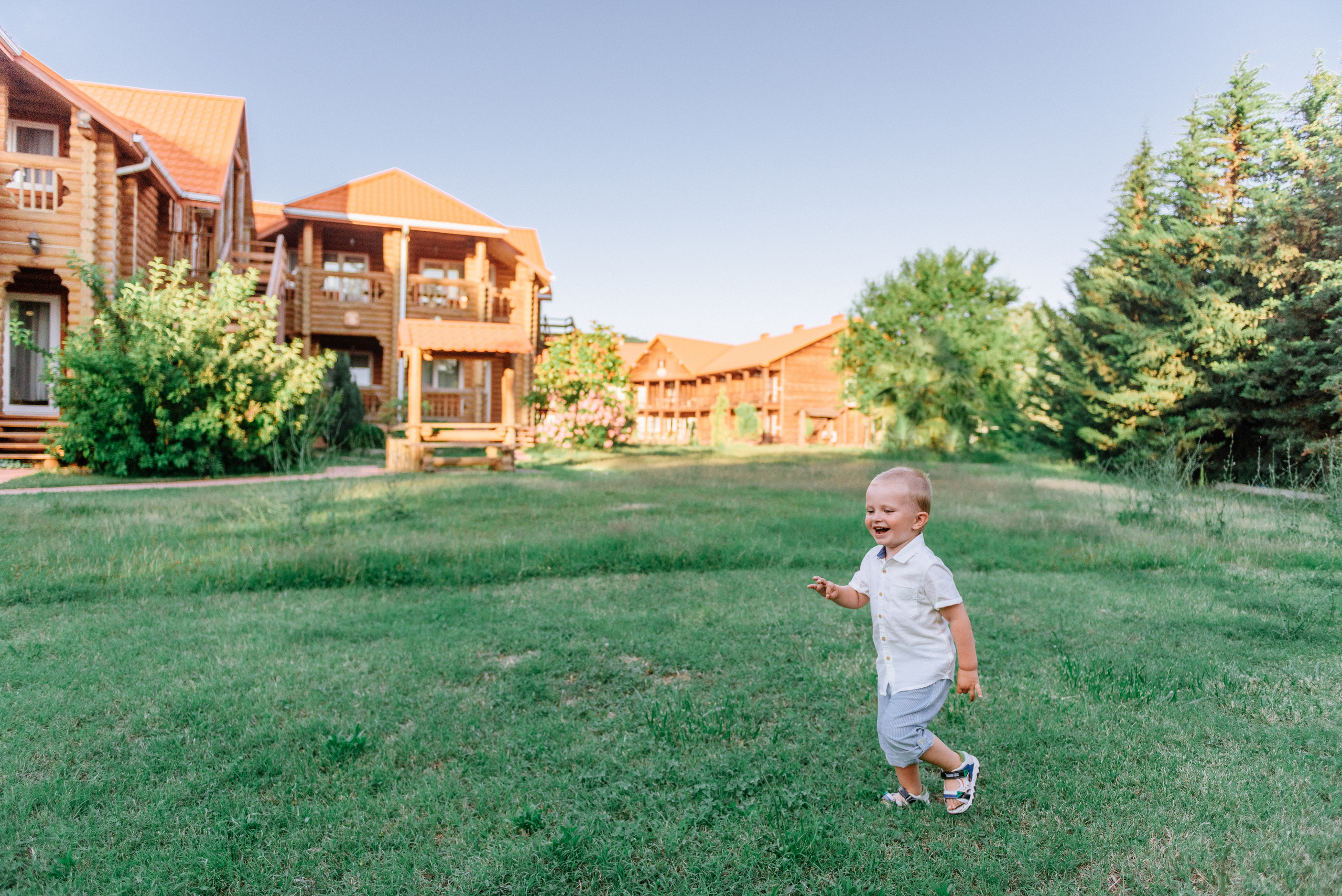 Пикник мамы с ребенком на полянке. Fedor Lemeshko — Destination Wedding and Family Lifestyle photographer