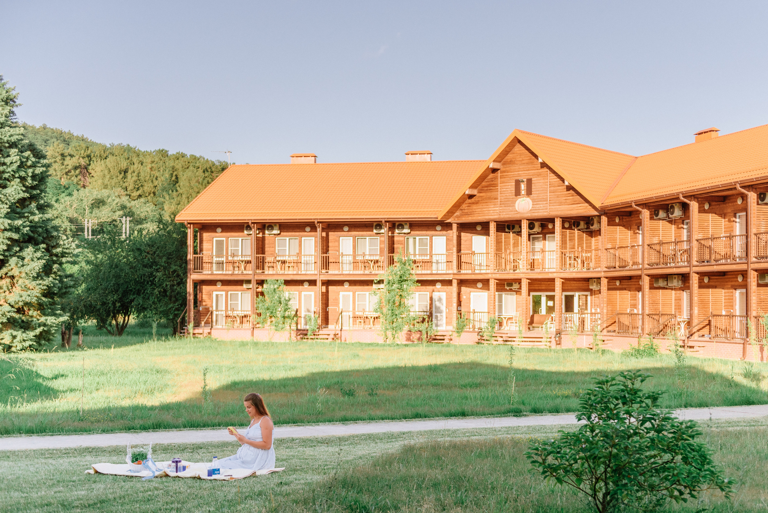 Пикник мамы с ребенком на полянке. Fedor Lemeshko — Destination Wedding and Family Lifestyle photographer