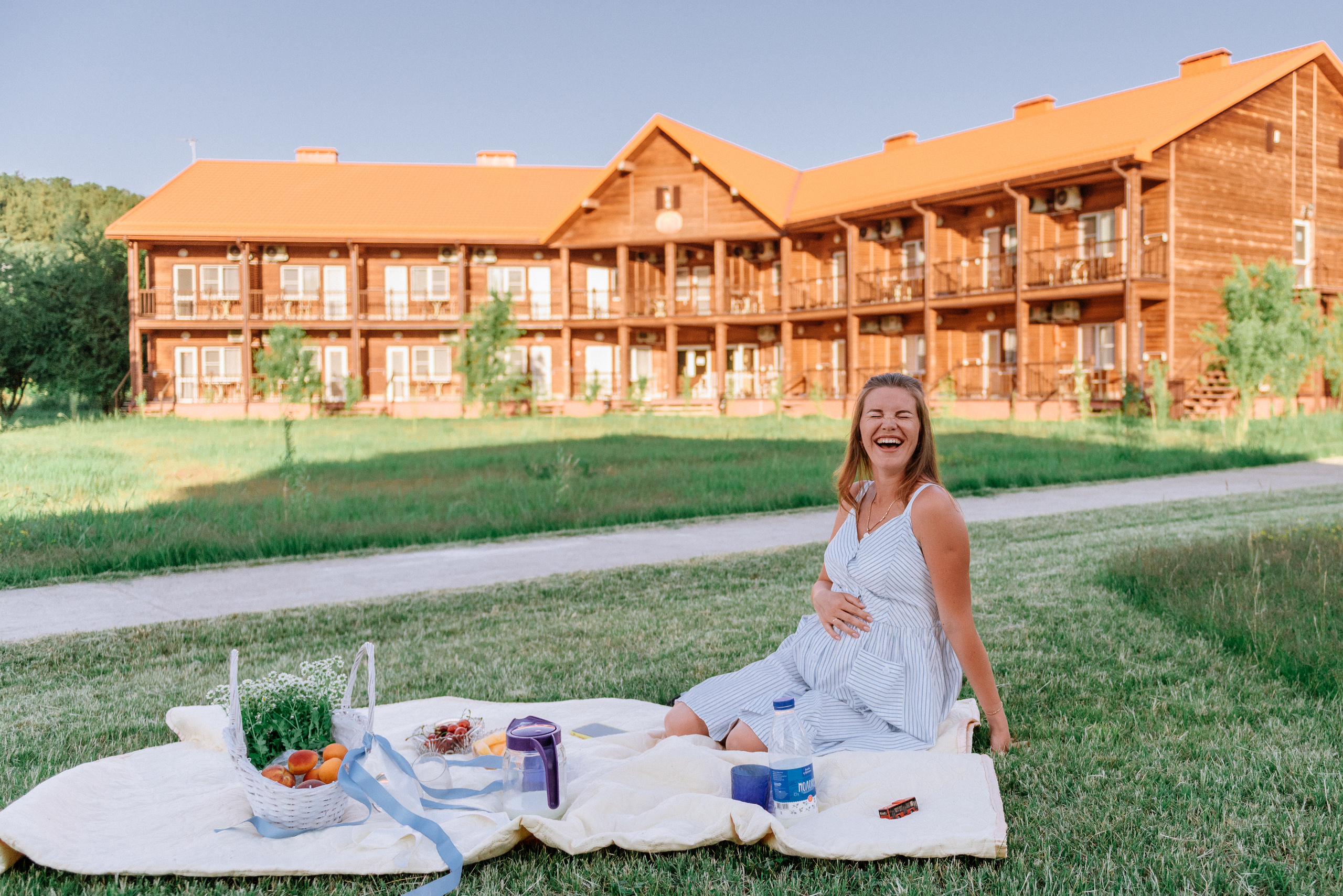 Пикник мамы с ребенком на полянке. Fedor Lemeshko — Destination Wedding and Family Lifestyle photographer