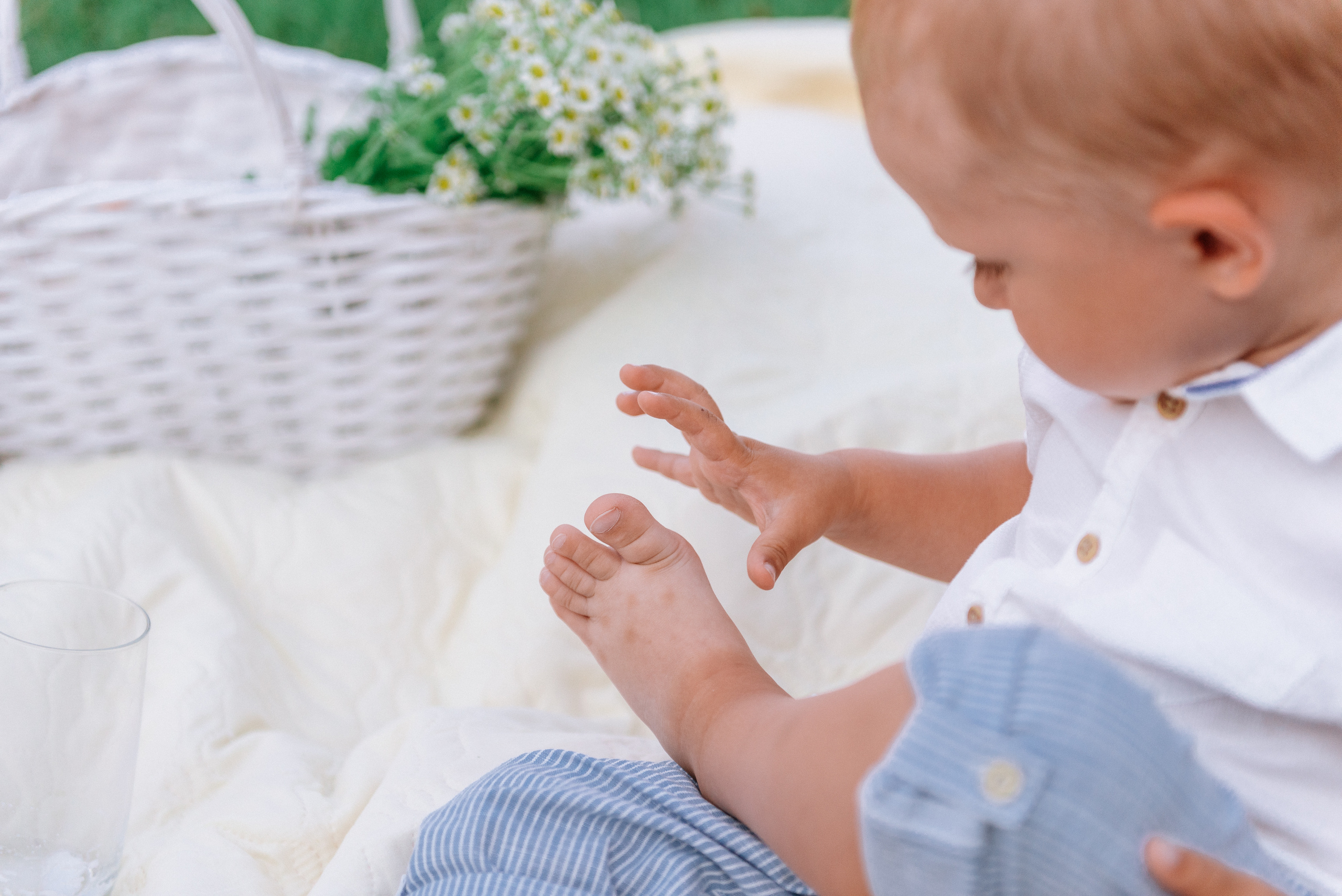 Пикник мамы с ребенком на полянке. Fedor Lemeshko — Destination Wedding and Family Lifestyle photographer