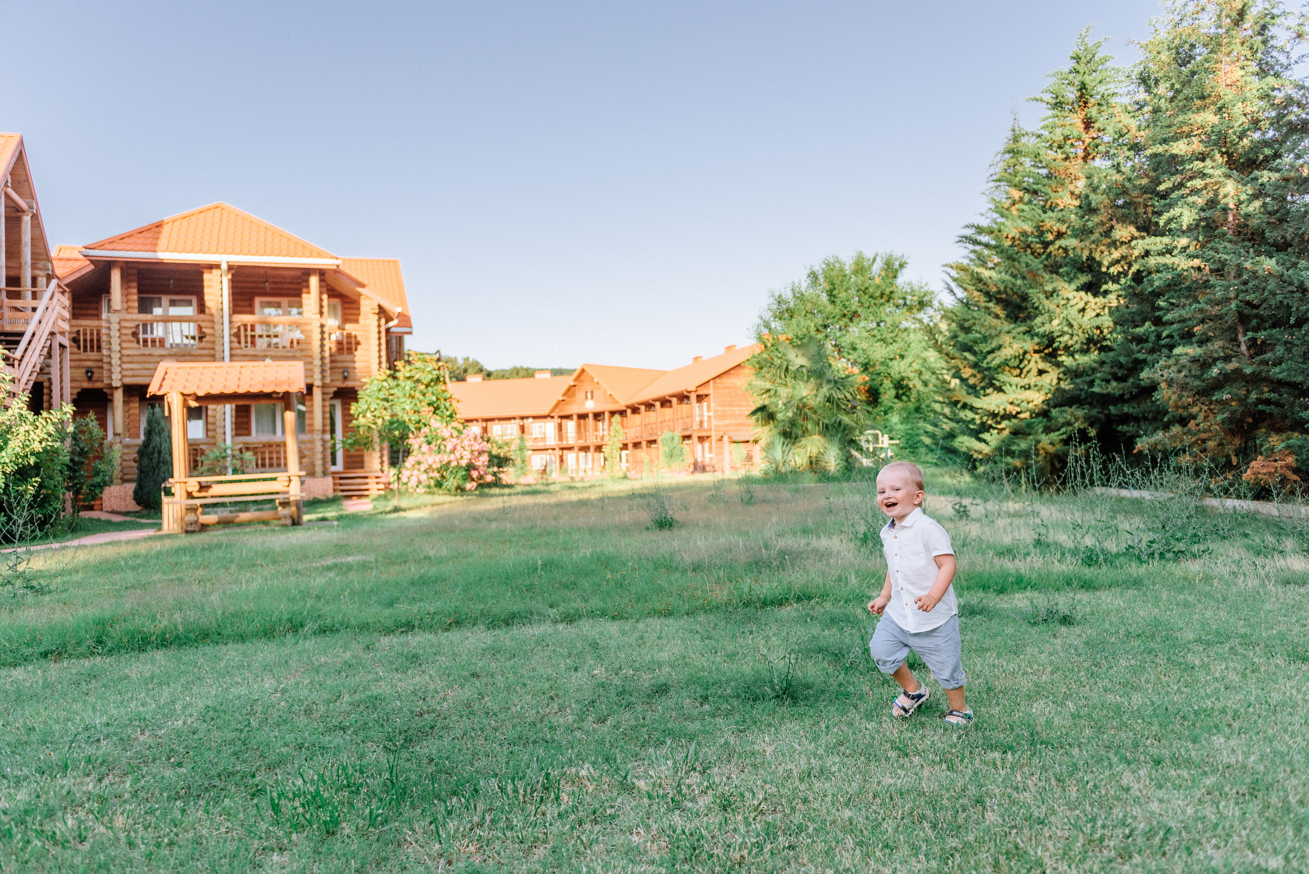 Пикник мамы с ребенком на полянке. Fedor Lemeshko — Destination Wedding and Family Lifestyle photographer