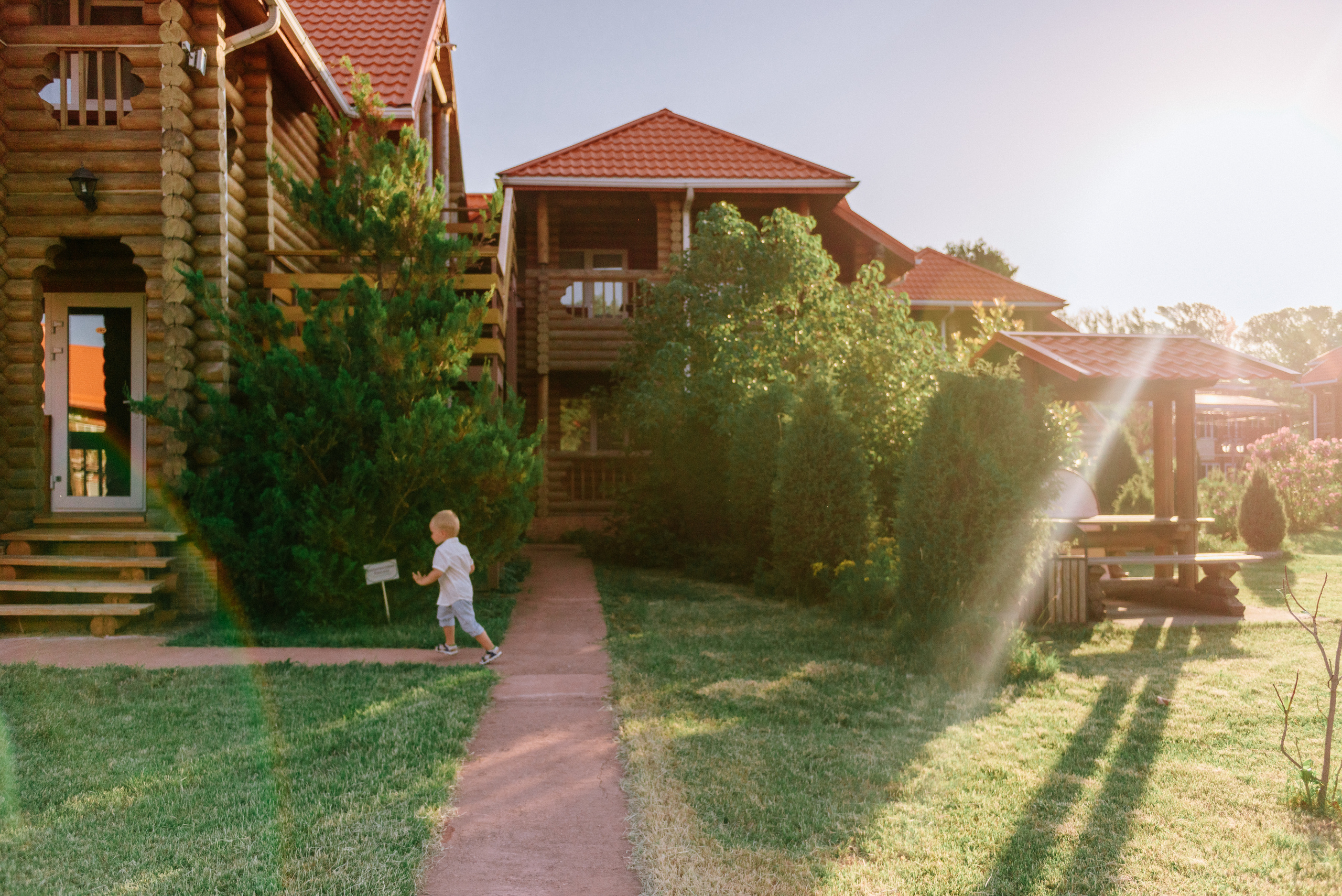 Пикник мамы с ребенком на полянке. Fedor Lemeshko — Destination Wedding and Family Lifestyle photographer