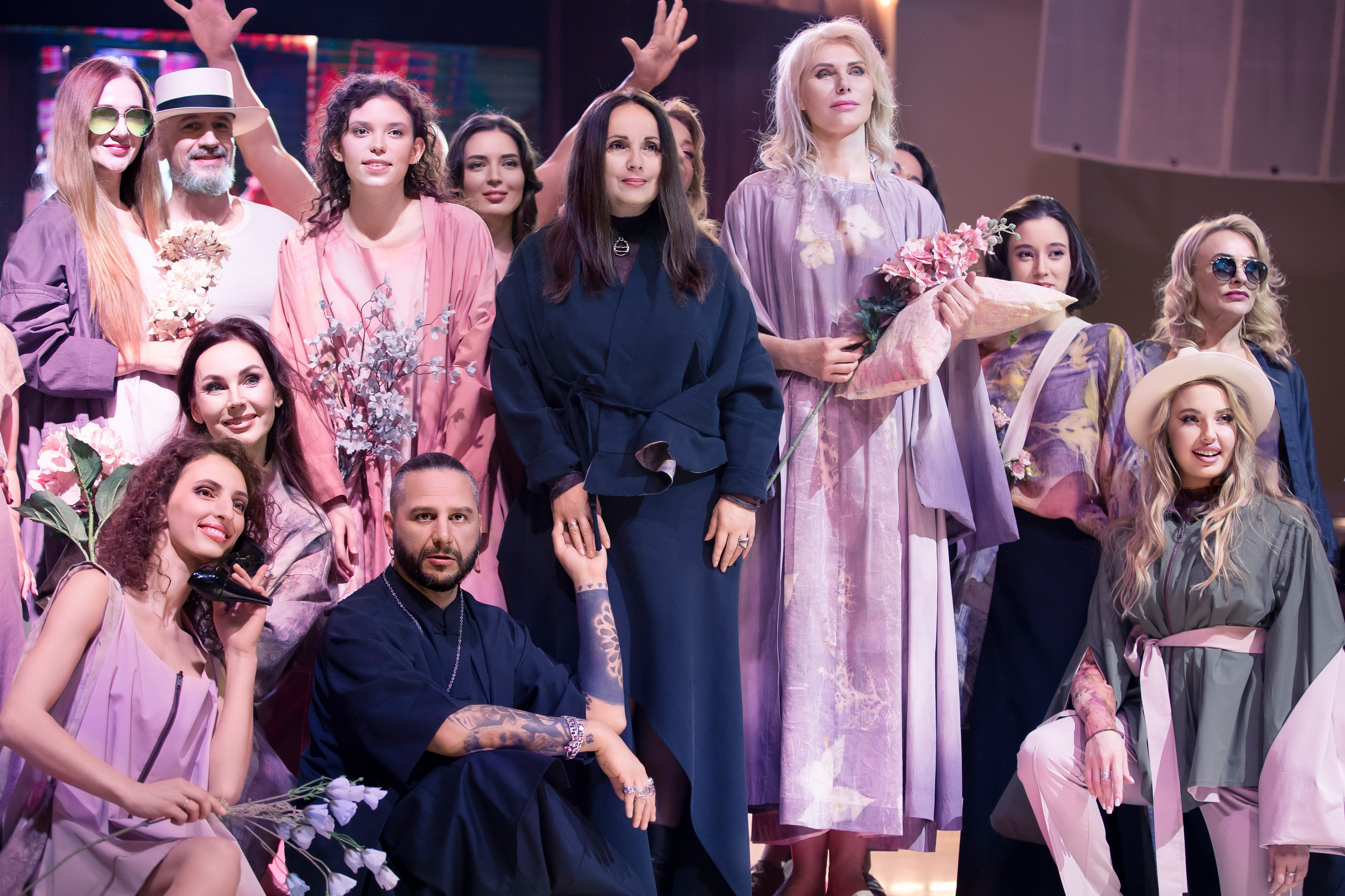 Дизайнер коллекции с моделями и командой на фоне показа ED Fashion Show New Names 2024.