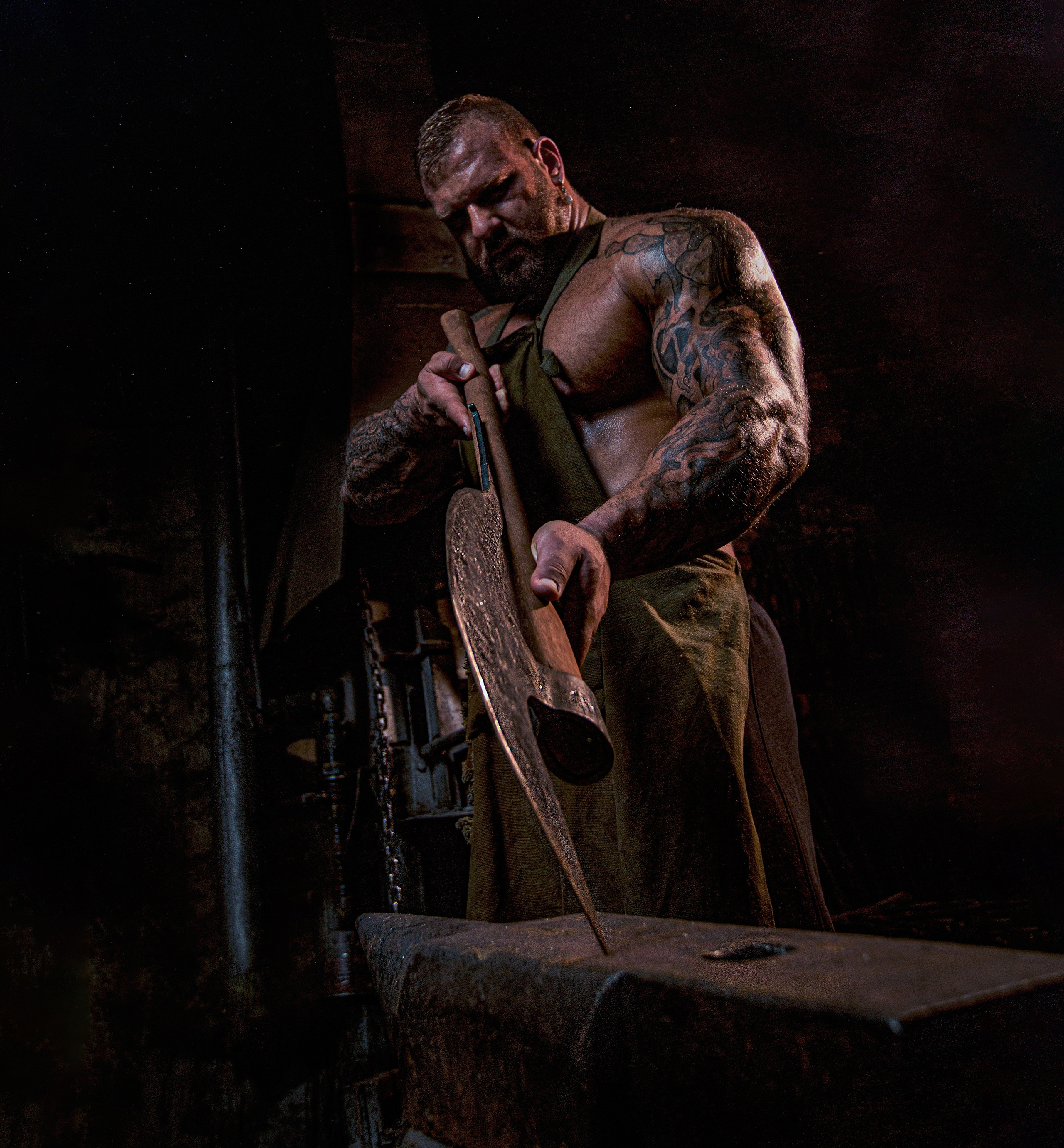 Необычная мужская фотосессия - брутальный мужчина в кузнице, во Владивостоке