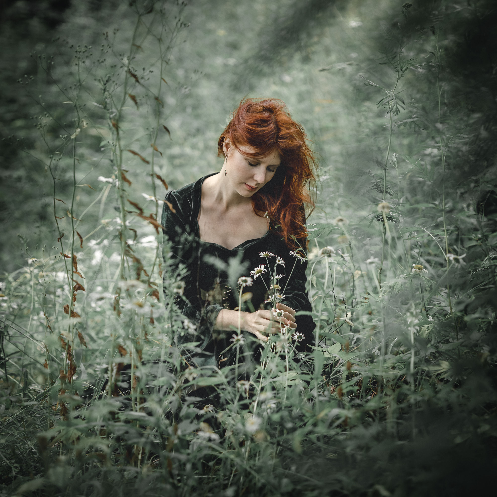 девушка на прогулке в лесу фотосессия