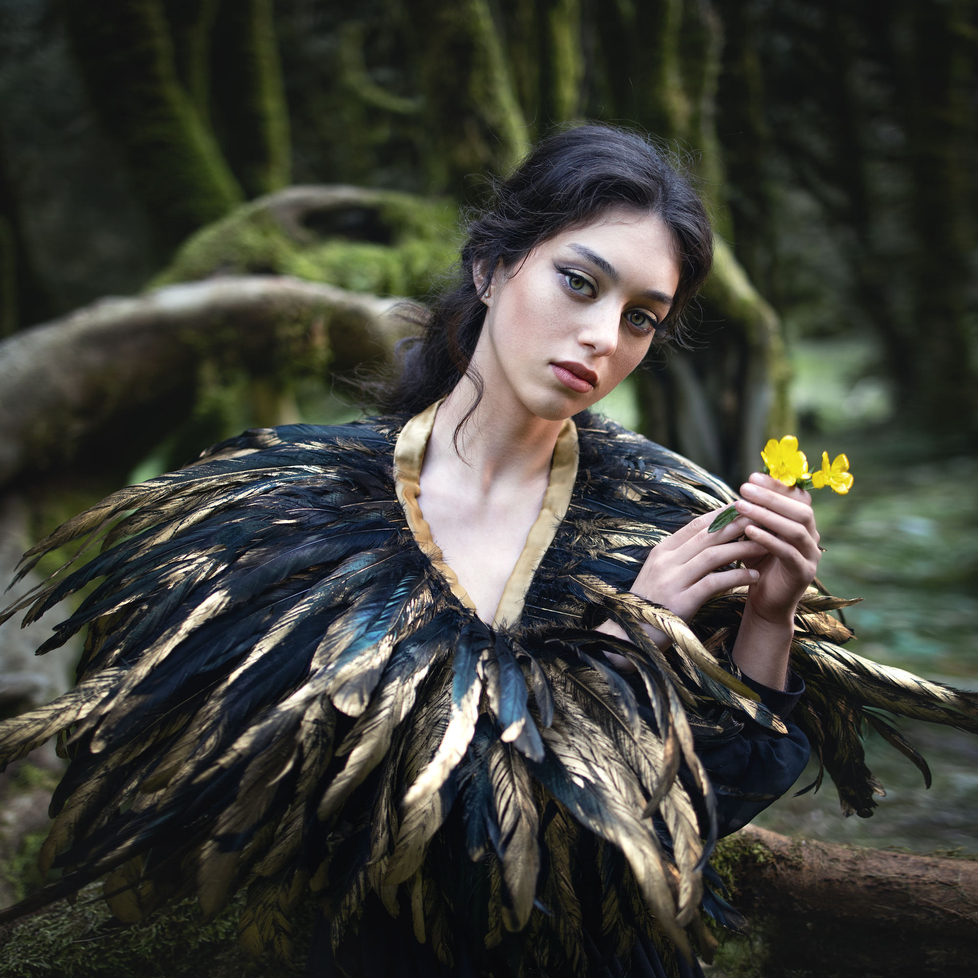 фотосессия сказочная девушка в образе птицы в лесу