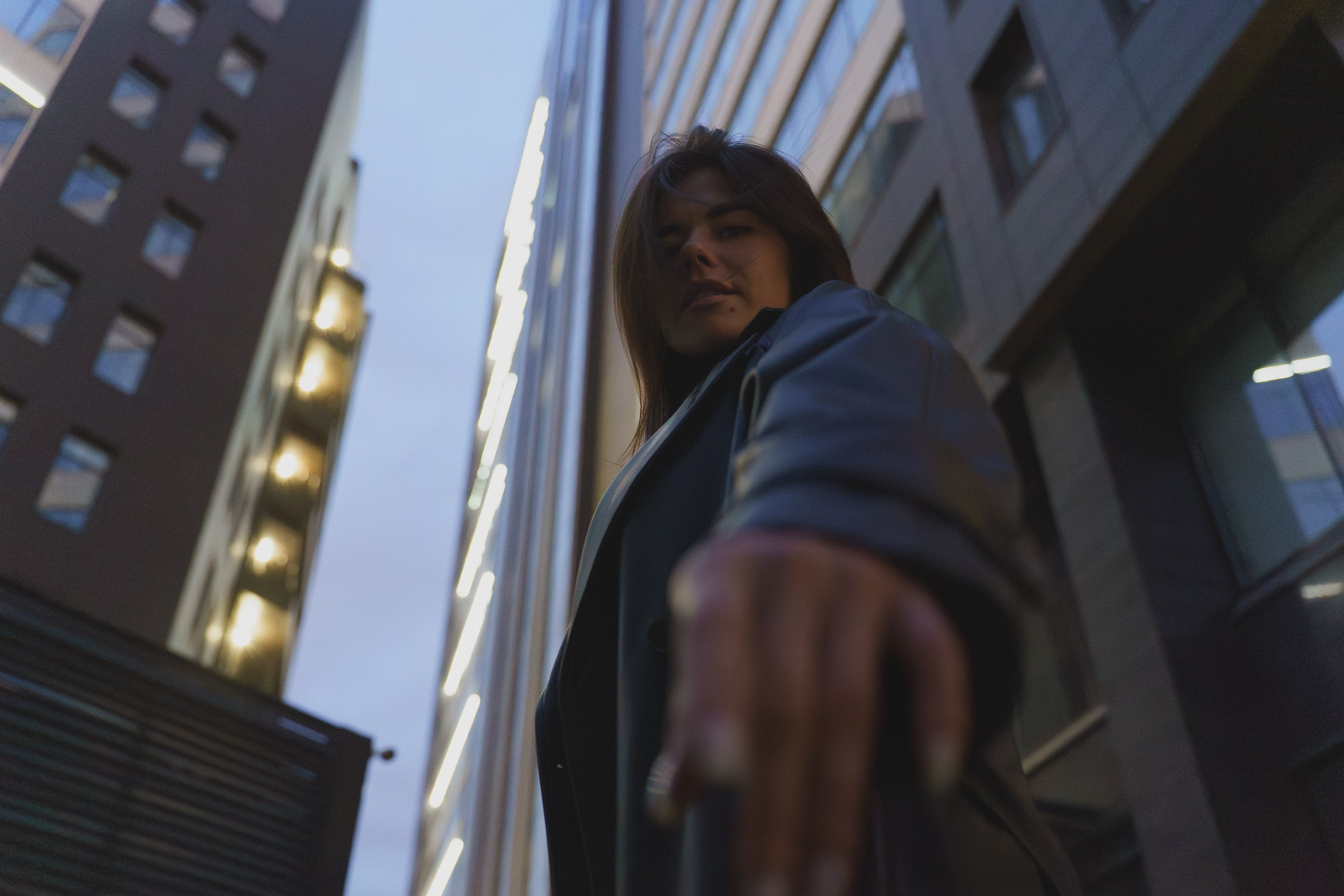 Стильный городской портрет девушки в темных тонах | Профессиональная портретная фотосессия в Екатеринбурге