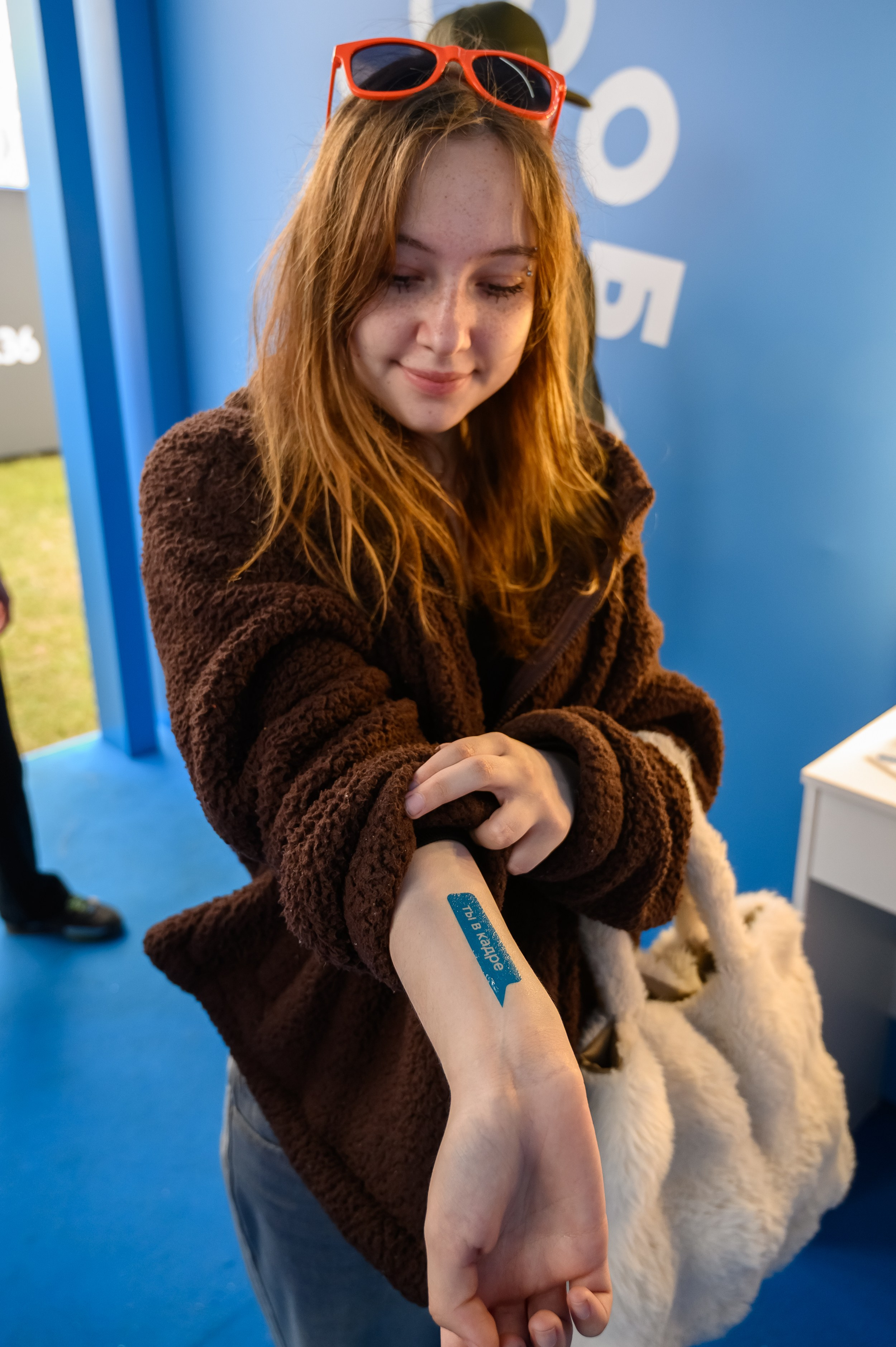 Молодые участники VK Fest 2025 в Казани улыбаются и позируют перед камерой, наслаждаясь атмосферой праздника и лета