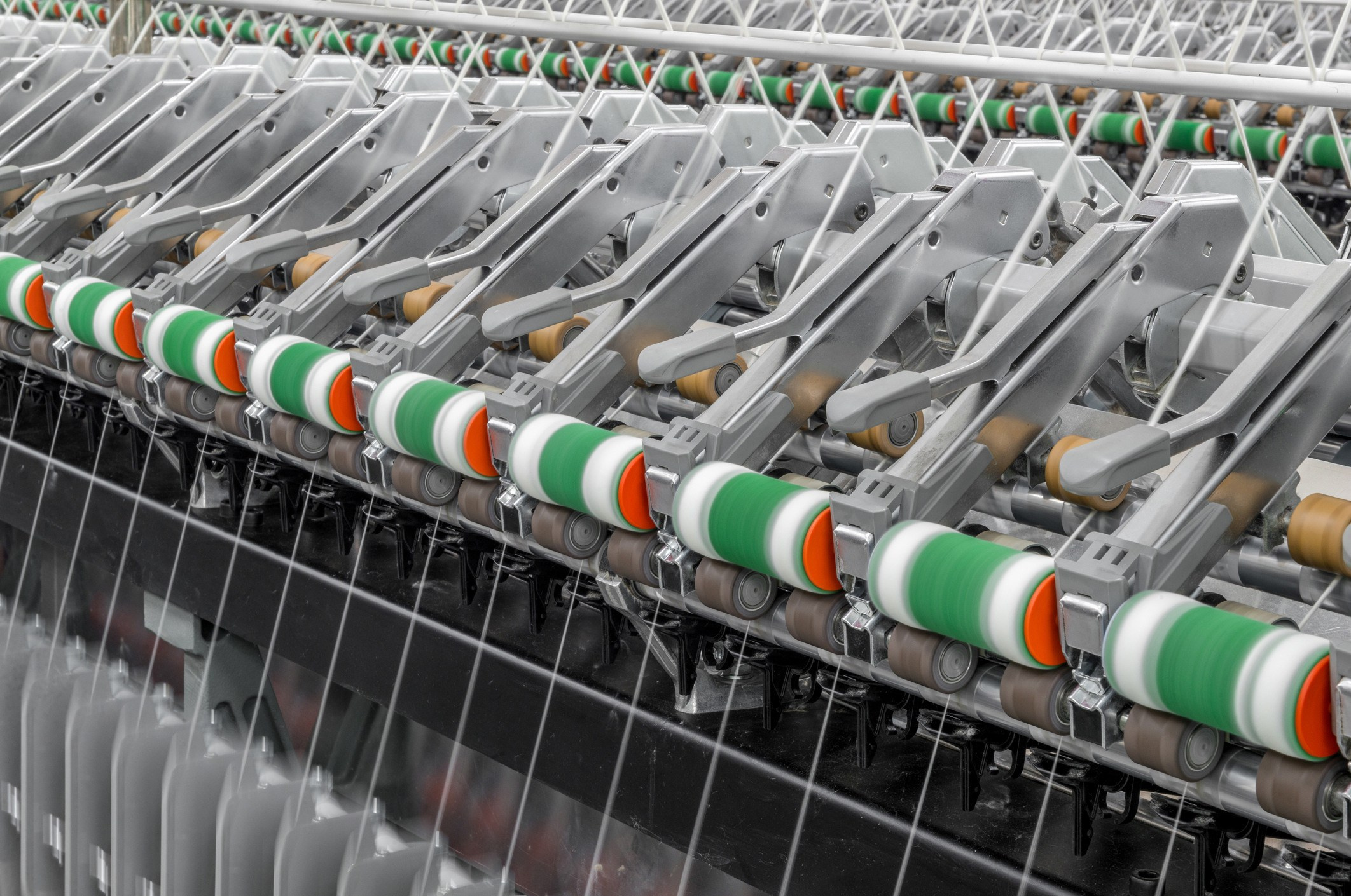 Текстильное производство с рядами машин — индустриальная фотосъёмка фабрики