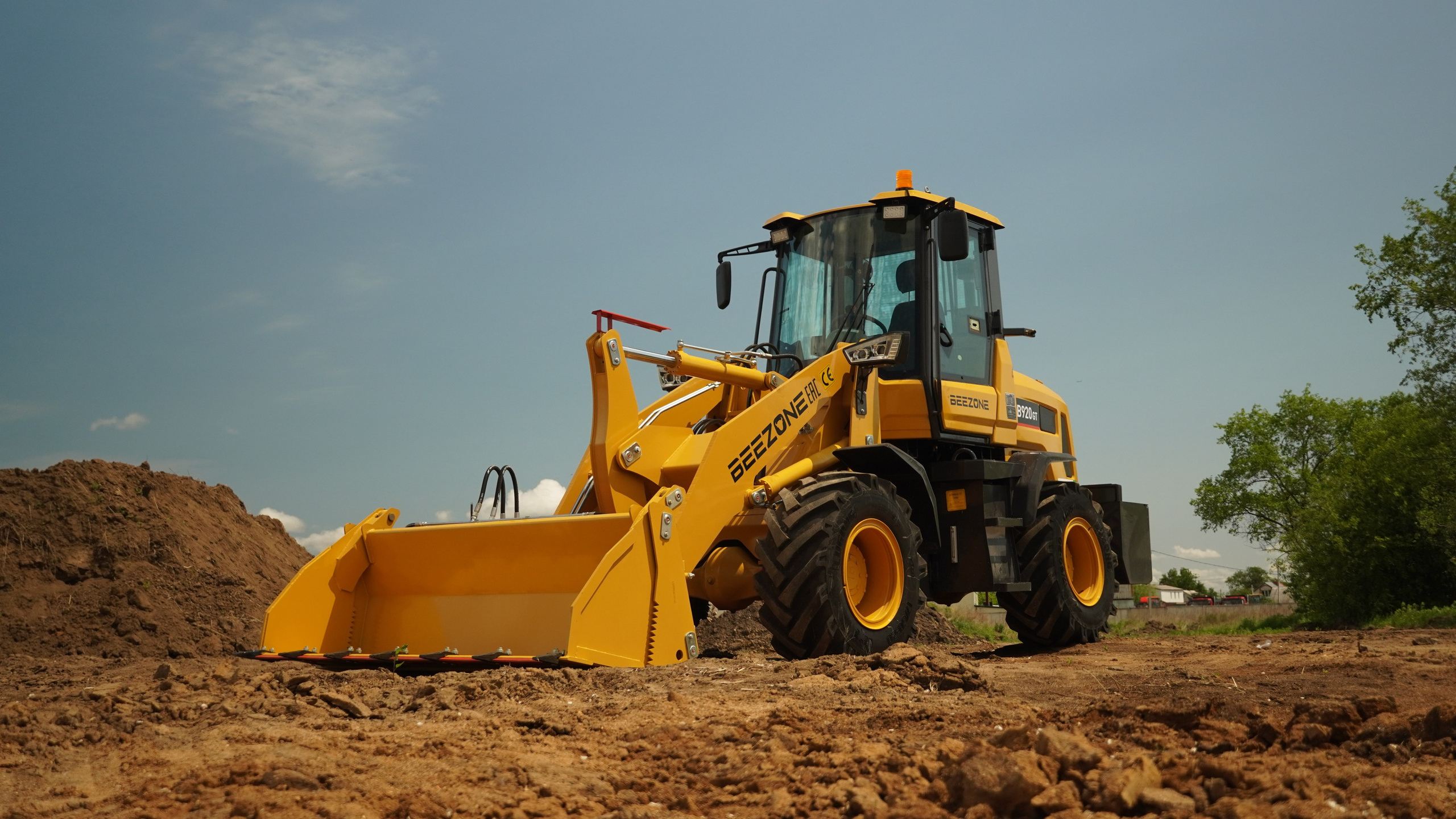 Фото фронт.погр. Beezone 920. Продажа и обслуживание грузовой техники и спецтехники в г. Новосибирск компания СТИ