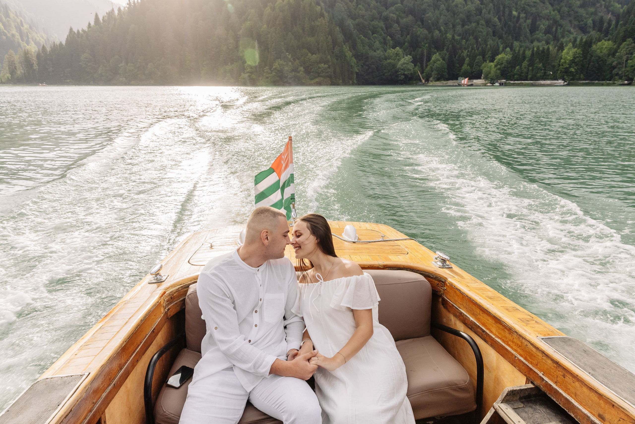 Фотосессия в Абхазии на прекрасном озере Рица. Свадебный фотограф в Абхазии, Сухум, Гагра, Сочи