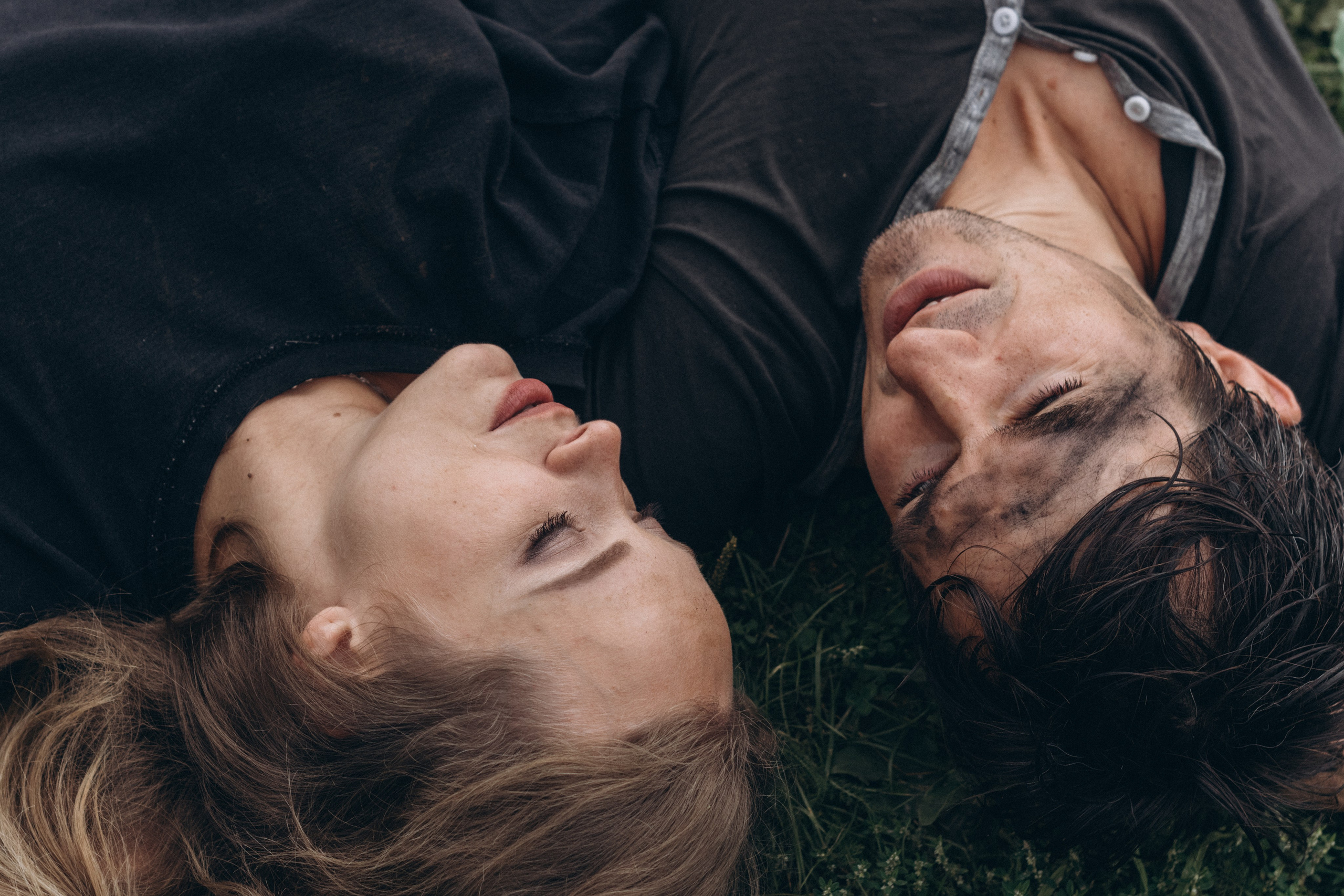 Парень и девушка лежат на траве