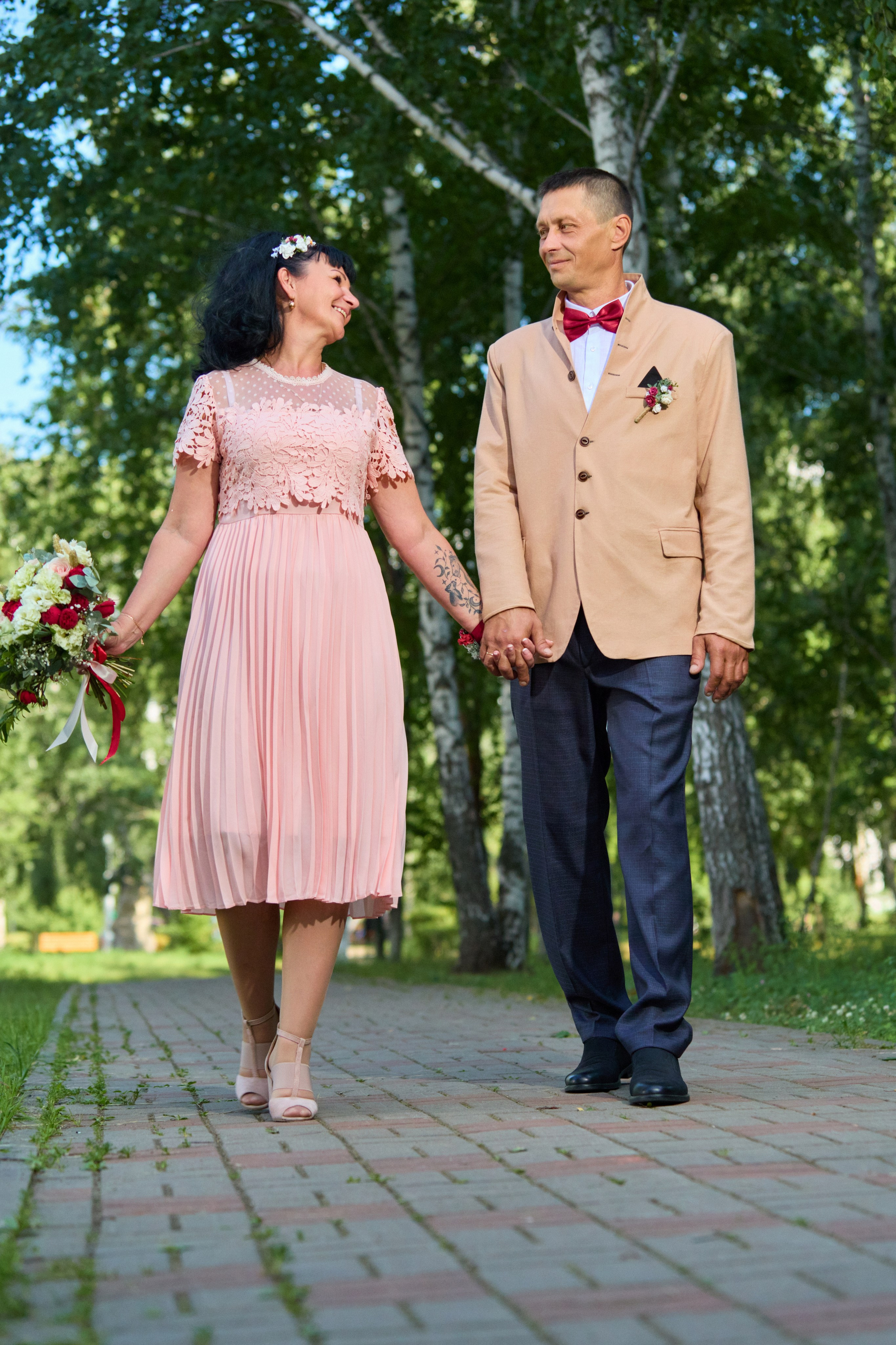 молодожёны идут по аллее