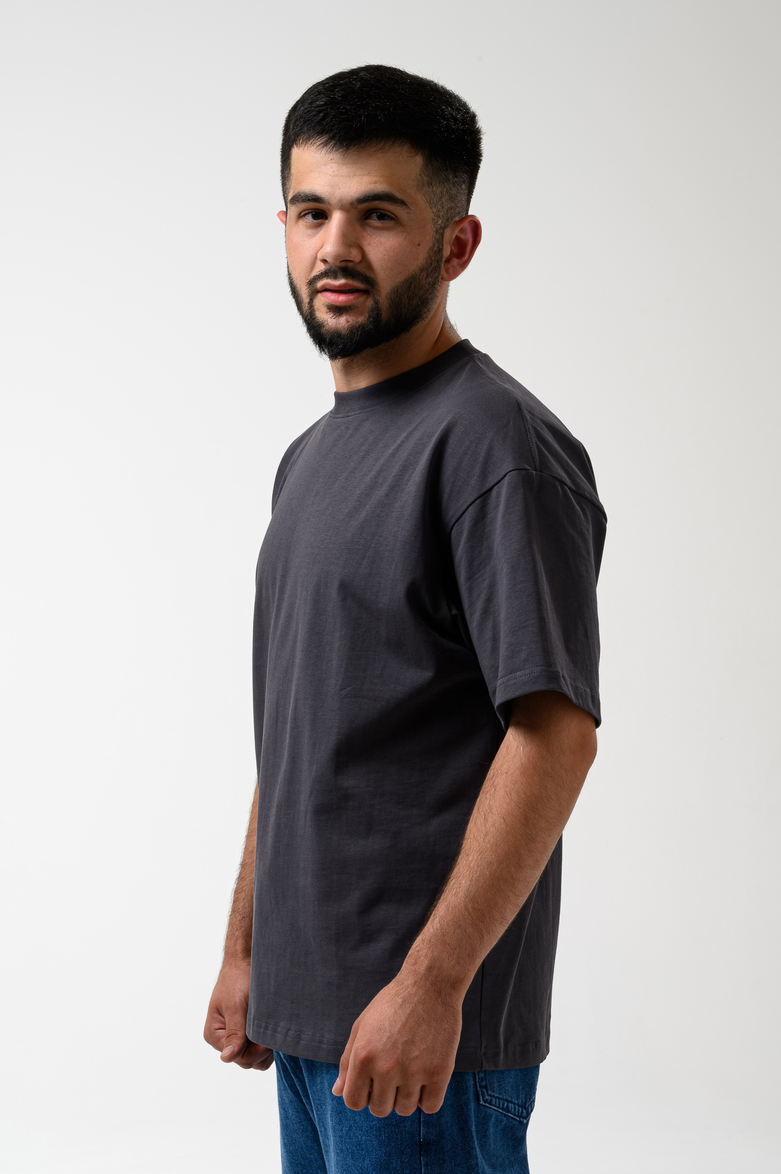 Футболка с коротким рукавом на модели, фото для каталога интернет-магазина