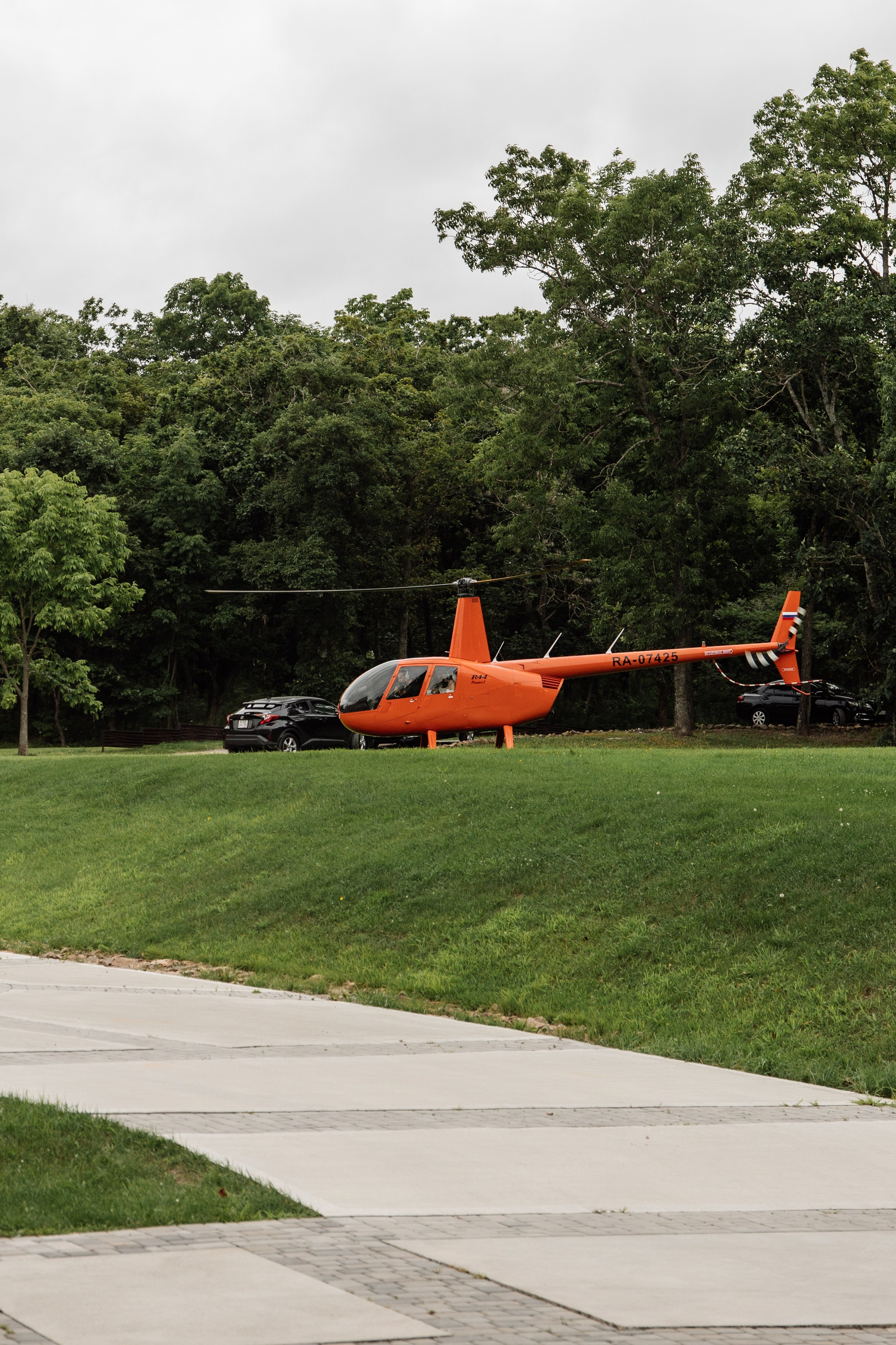 Я создаю профессиональные фотографии, которые сохраняют эмоции, детали и атмосферу вашего праздника. Свадебный фотограф во Владивостоке